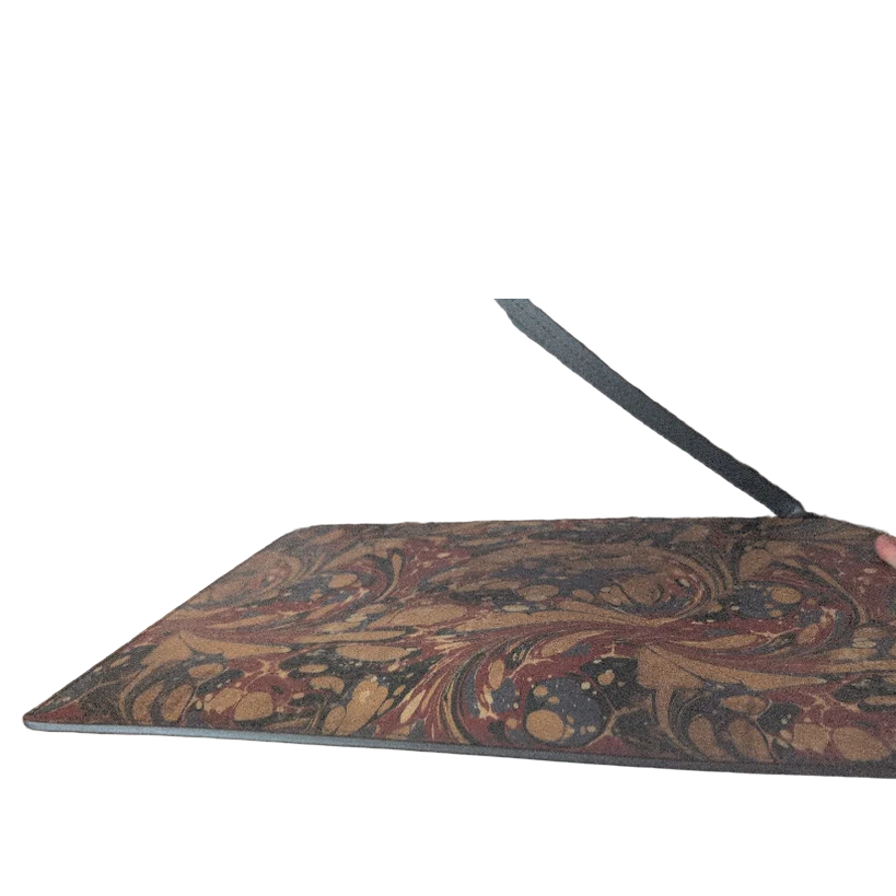 corner view of Pre-owned Gucci Garden Leather Cat Head Clutch