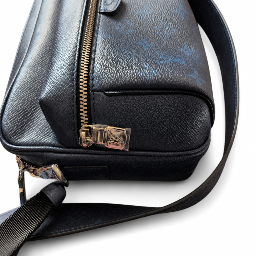 corner Louis Vuitton Outdoor Messenger – Blue Taïga Leather Monogram Eclipse Blue