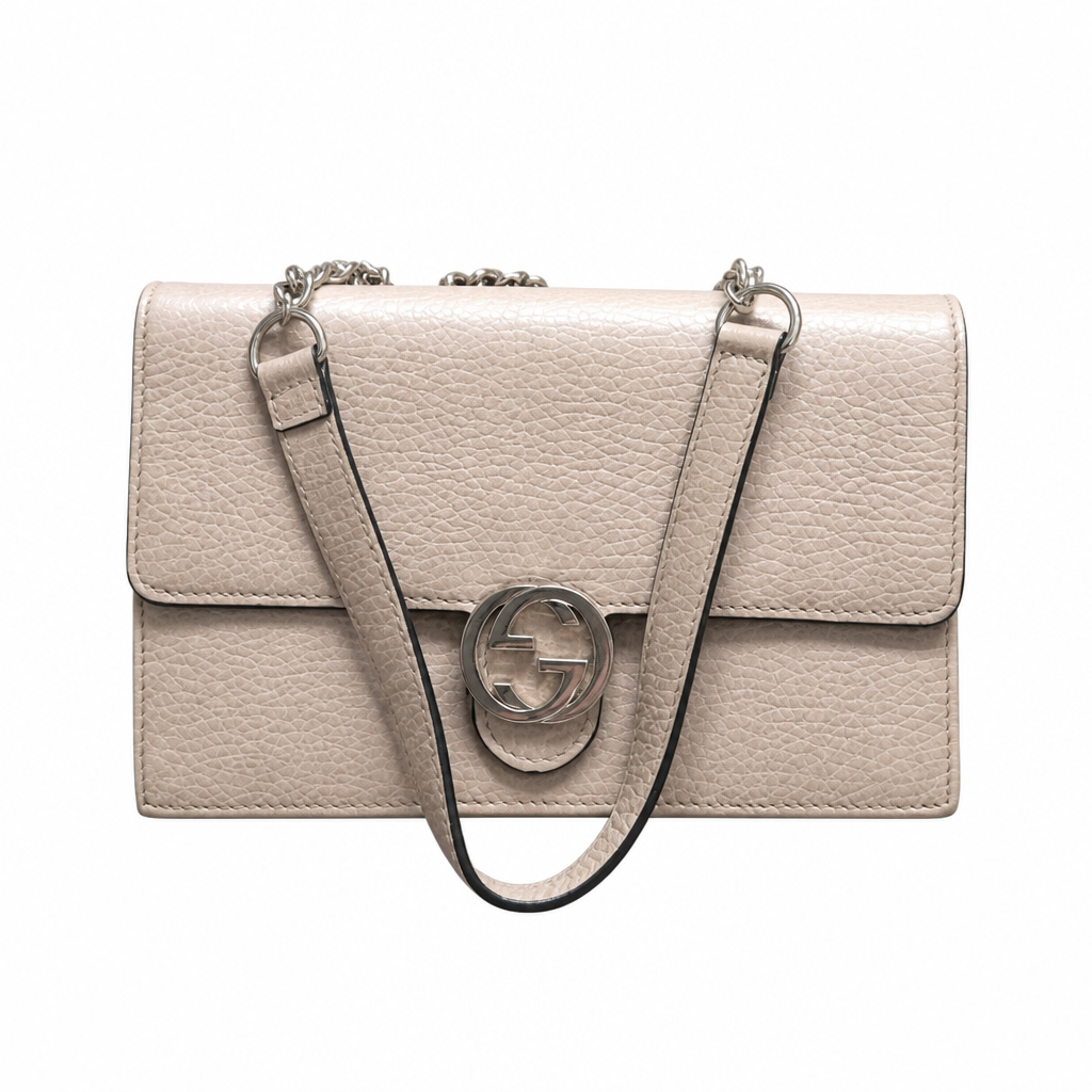A light beige pebbled leather shoulder bag with a silver-tone interlocking Gancini logo clasp and a matching leather-and-chain strap, shown on a plain white background. Pre-Owned Gucci Interlocking G Chain Wallet / Crossbody – Beige Pebbled Leather