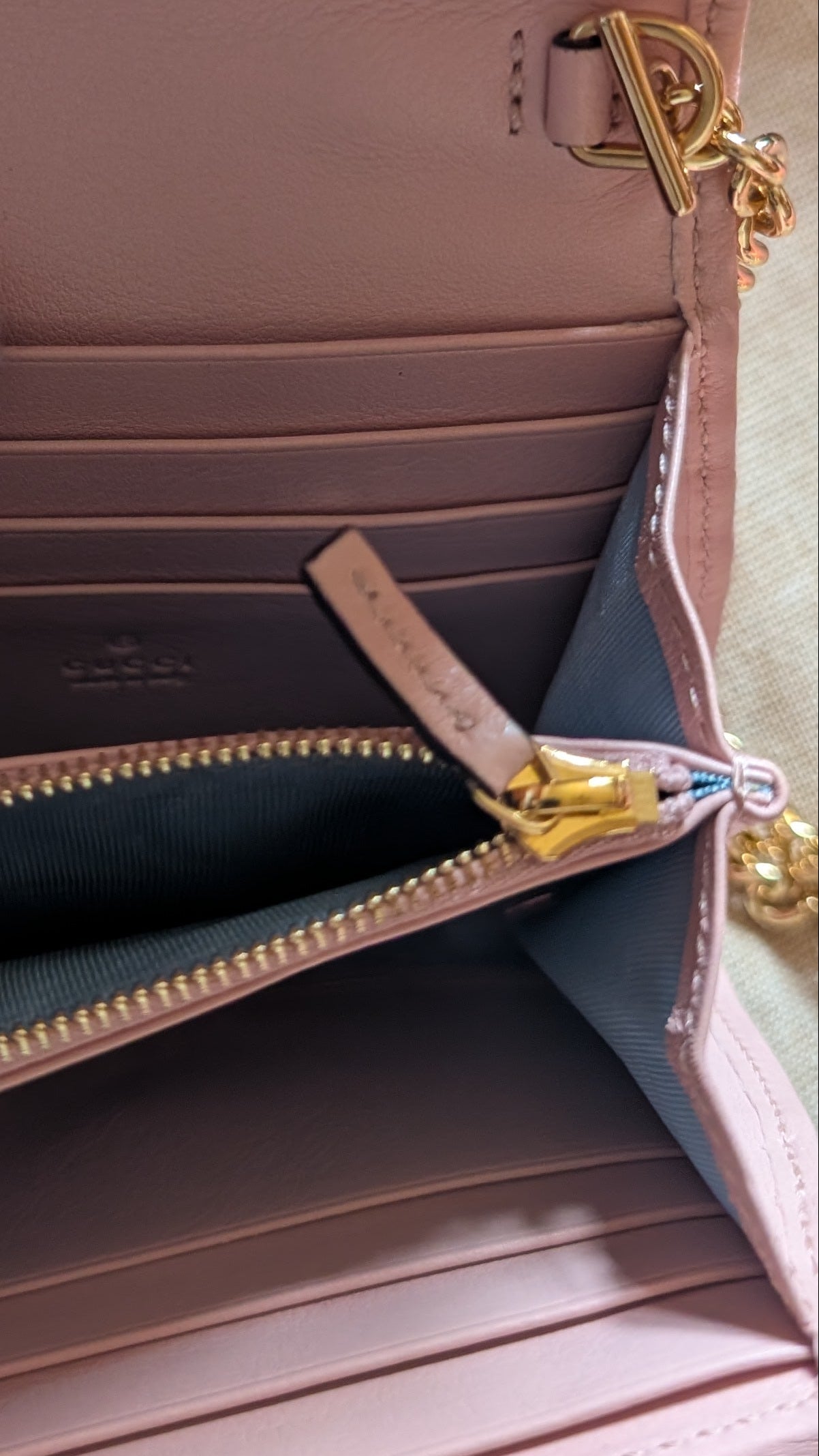 inside pocket zip for Pre-Owned Gucci Blondie Medium Chain Wallet Pink