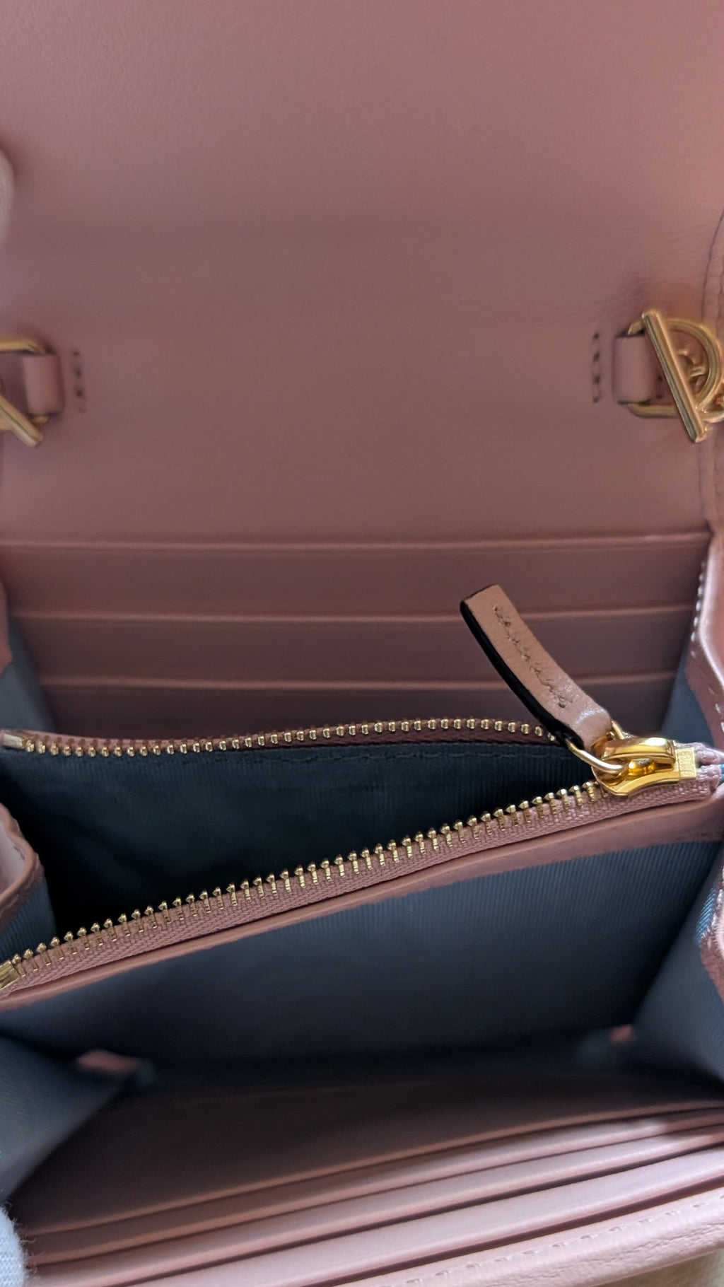 inside condition of Pre-Owned Gucci Blondie Medium Chain Wallet Pink