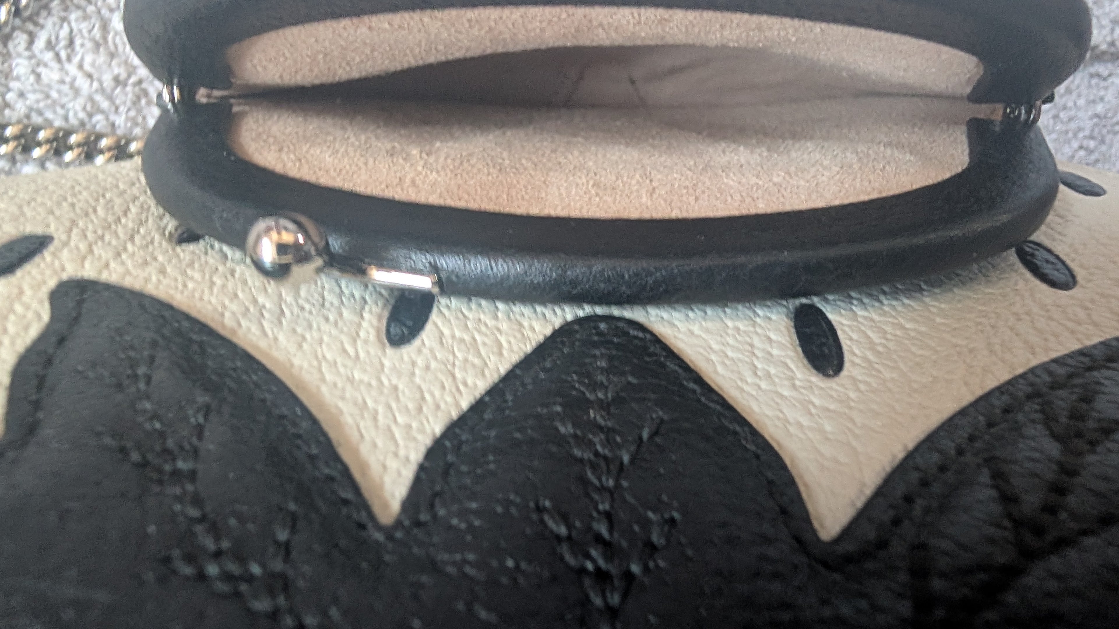 Pre-owned Gucci Strawberry Cross Body Bag Black & White