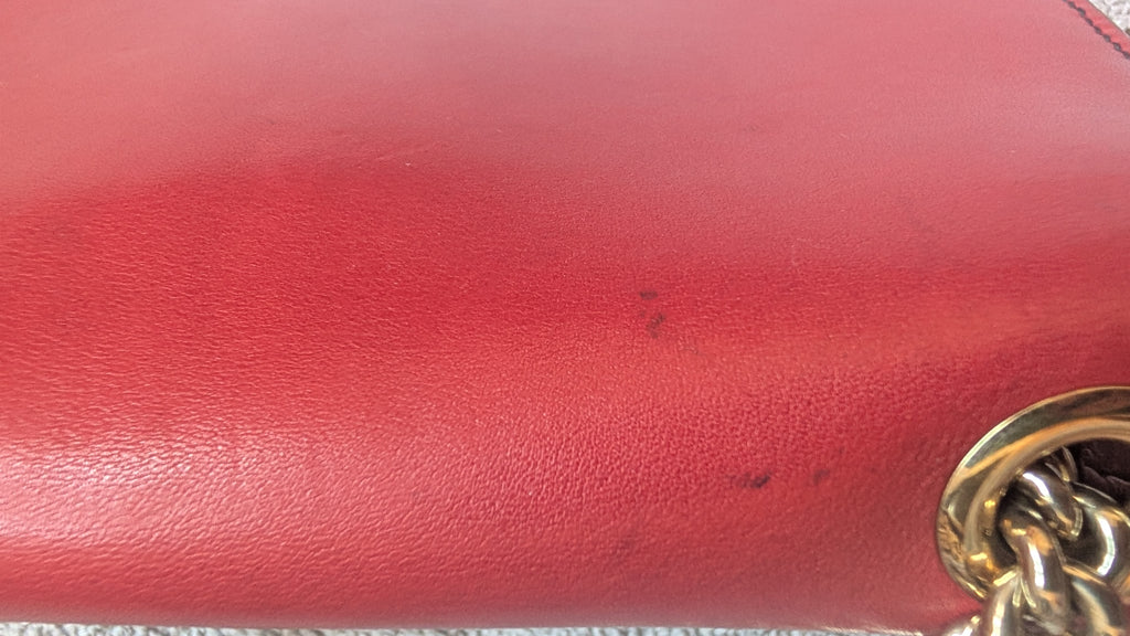 showing marks on Pre-owned Gucci Red Emily Leather Gold Hardware Handbag Crossbody Bag