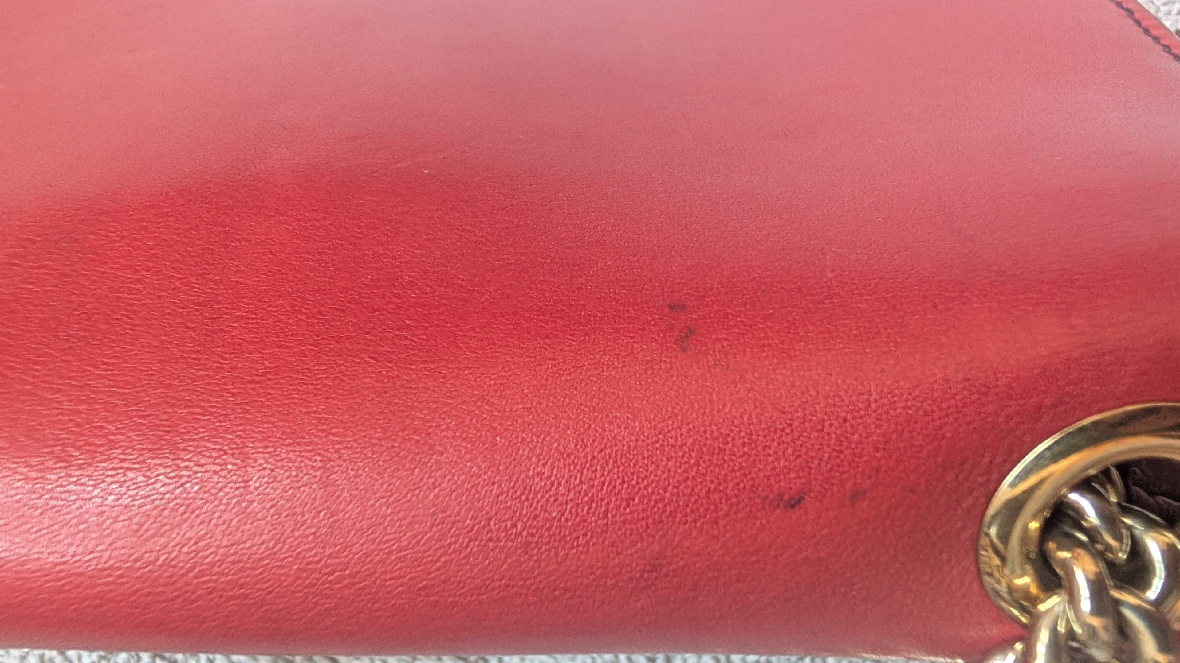 showing marks on Pre-owned Gucci Red Emily Leather Gold Hardware Handbag Crossbody Bag