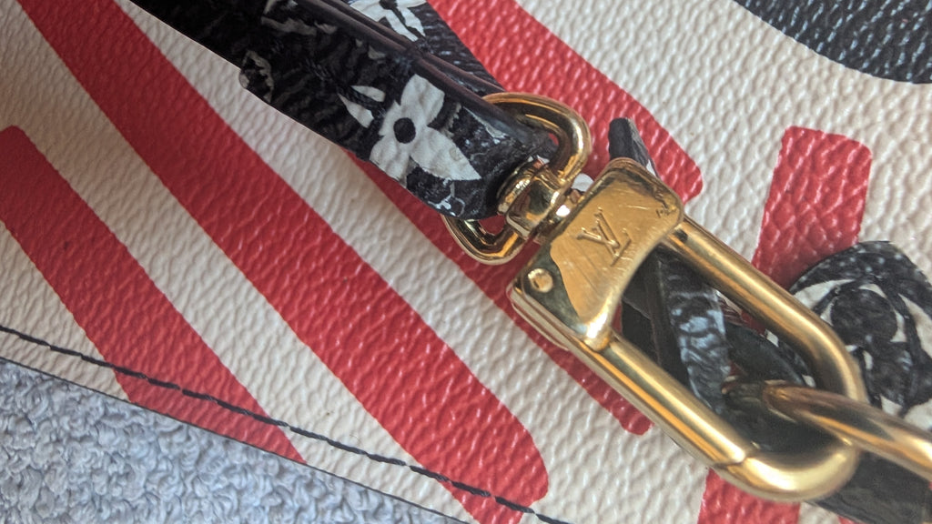 gold hardware close up Pre-owned Louis Vuitton Neverfull Pouch Bag