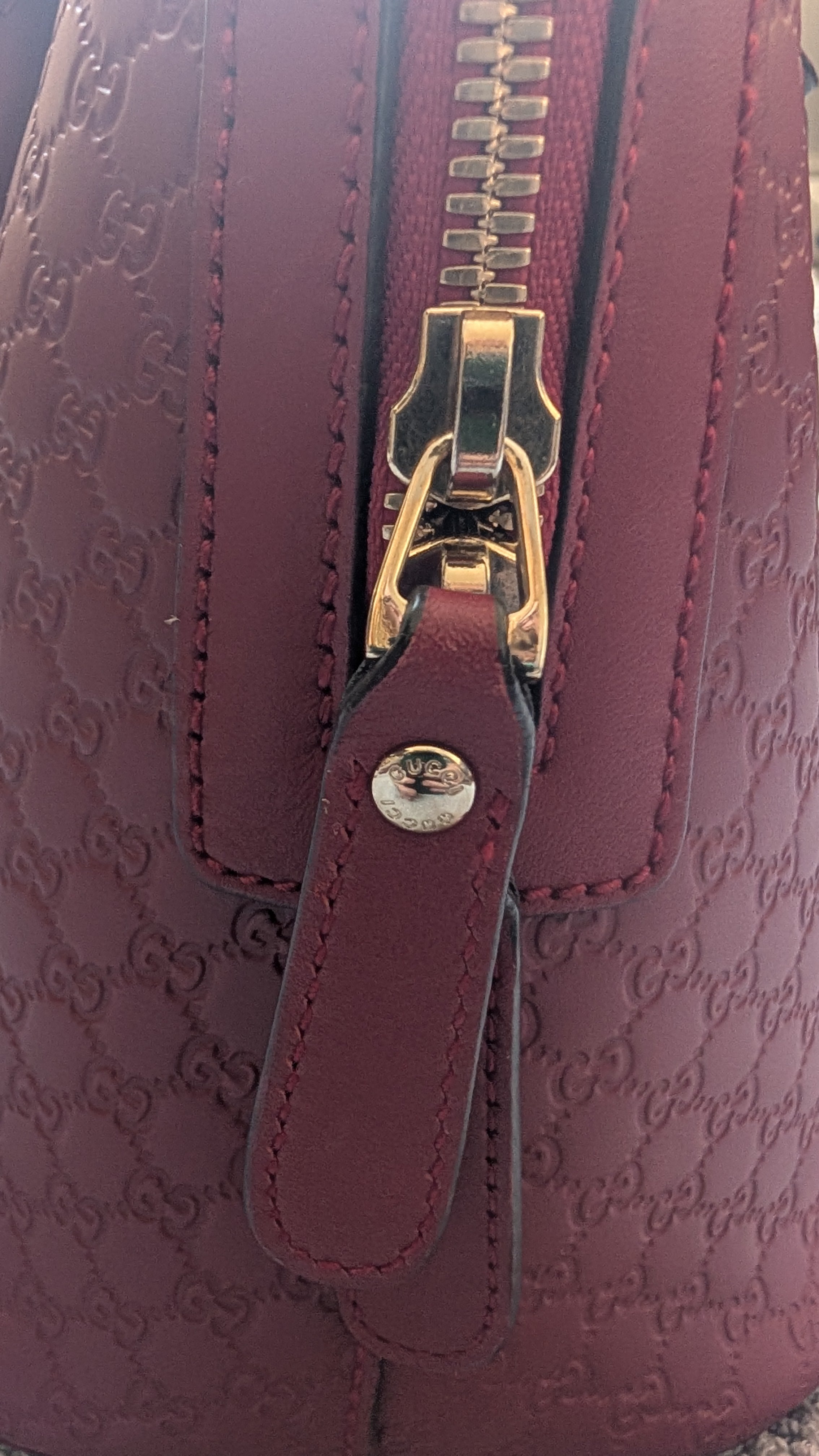 showing zipper for Pre-Owned Gucci GG Medium Red Top Handle Bag Guccissima
