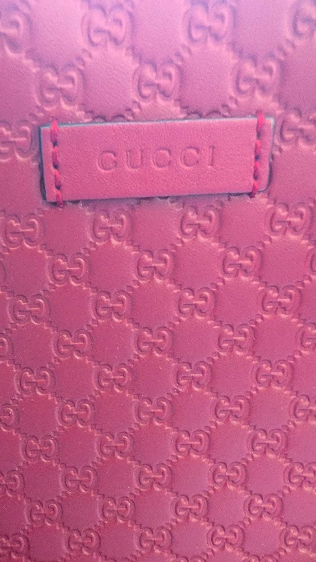 showing thr gucci logo on Pre-Owned Gucci GG Medium Red Top Handle Bag Guccissima