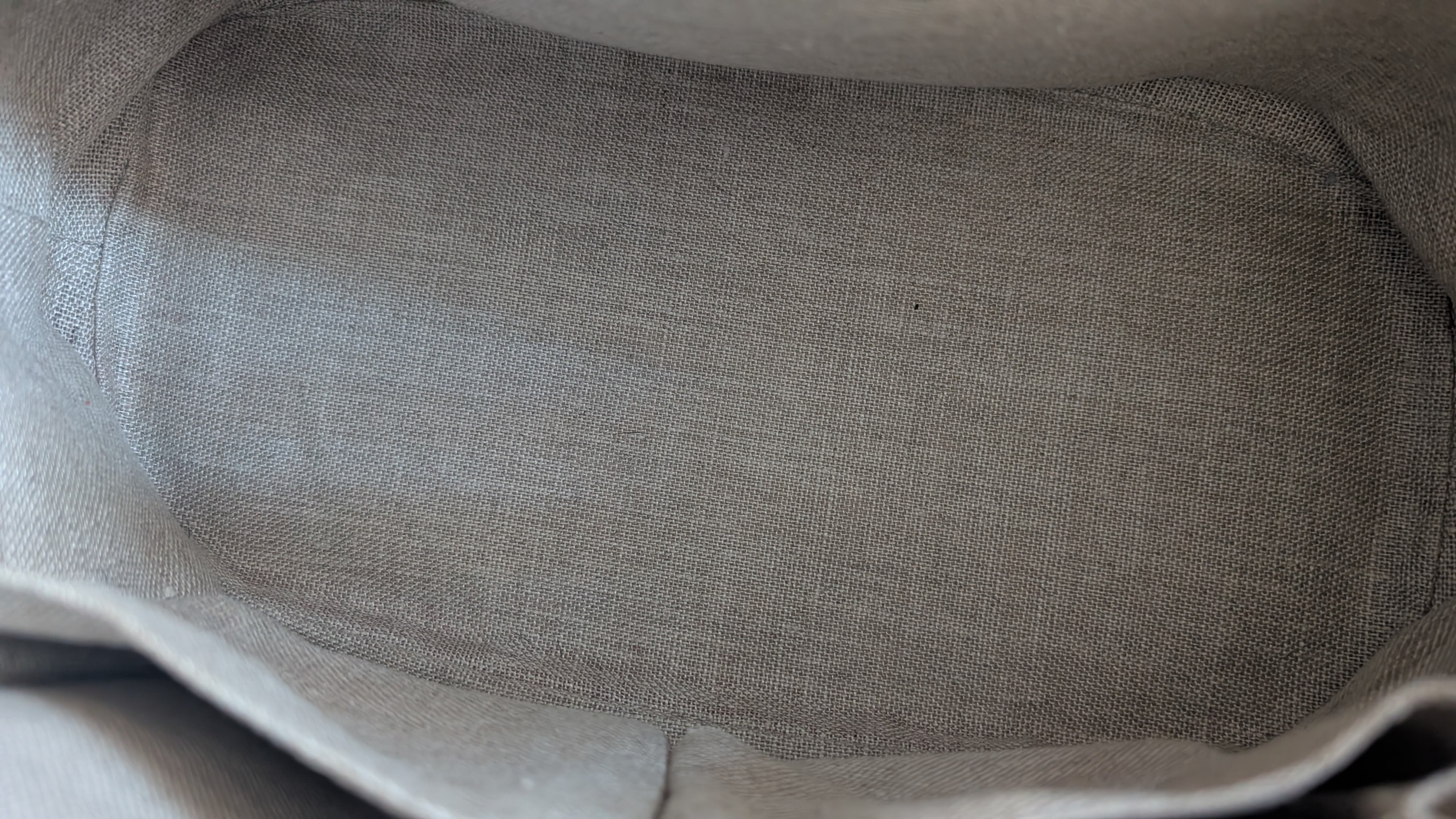 showing inside of Pre-Owned Gucci GG Medium Red Top Handle Bag Guccissima