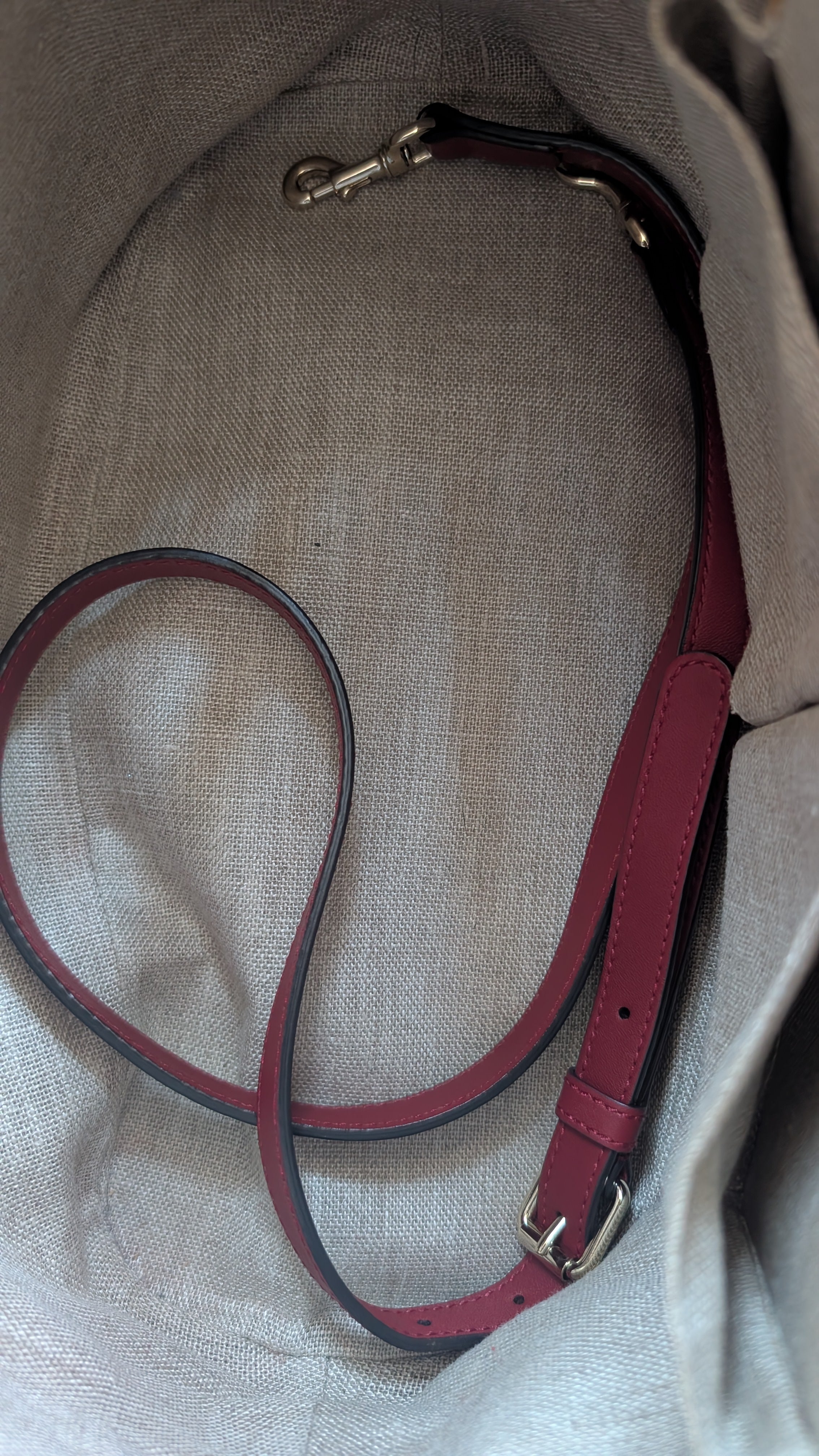 showing detachable strap inside the Pre-Owned Gucci GG Medium Red Top Handle Bag Guccissima