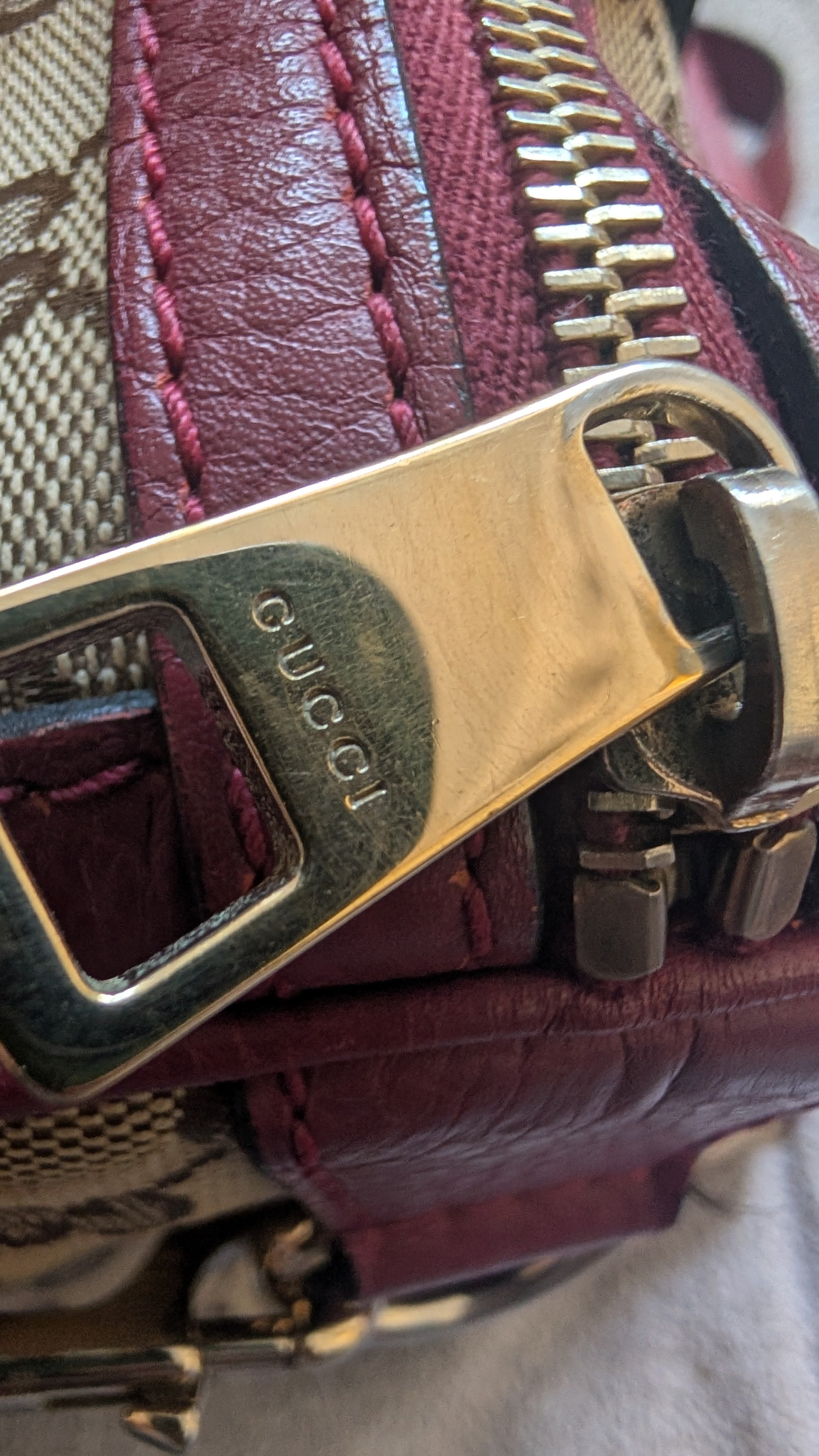 Pre-Owned Gucci Brown GG Canvas/Pink Striped Boston Bag zip close up