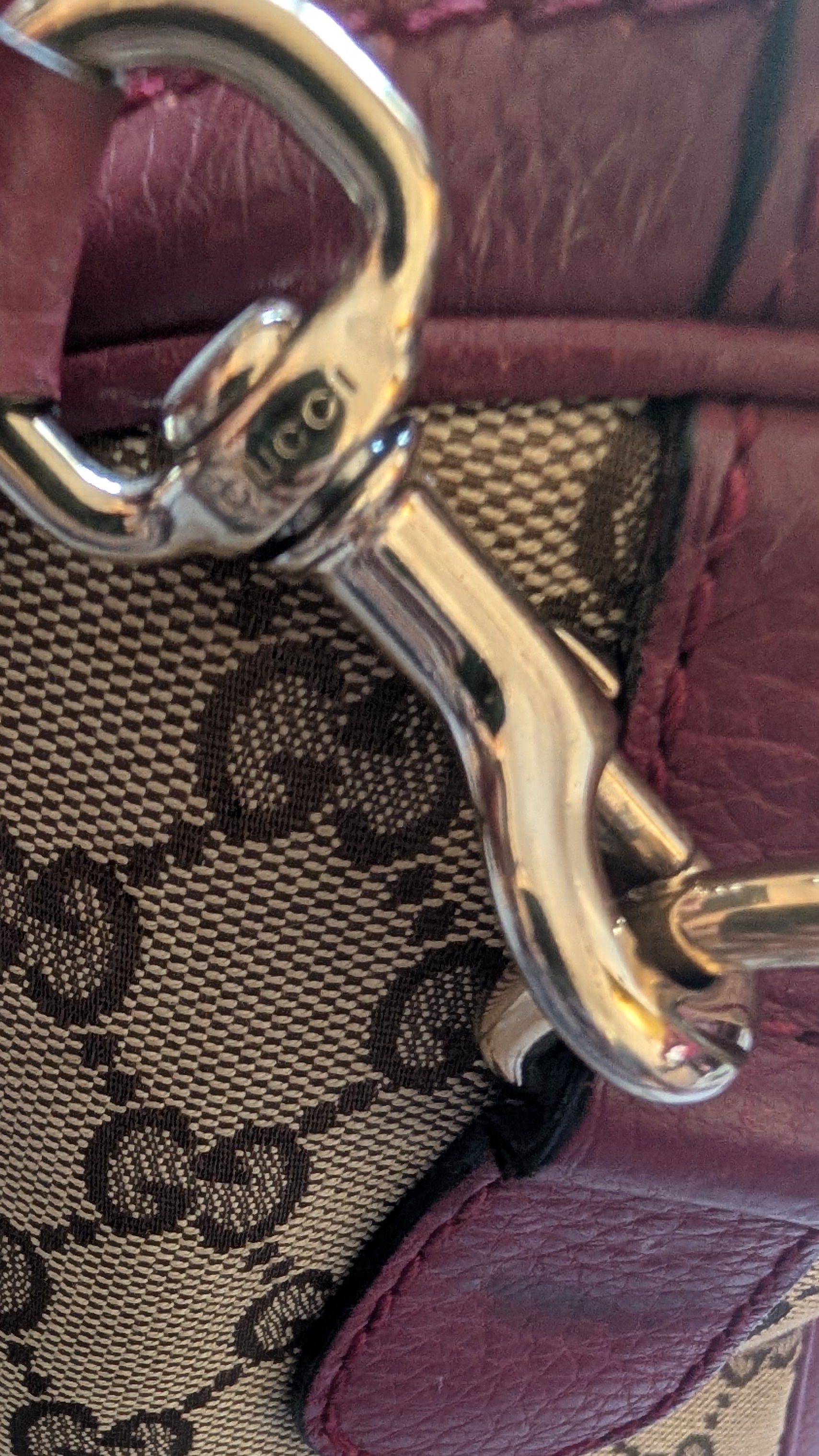 close up of gucci logo on Pre-Owned Gucci Brown GG Canvas/Pink Striped Boston Bag strap