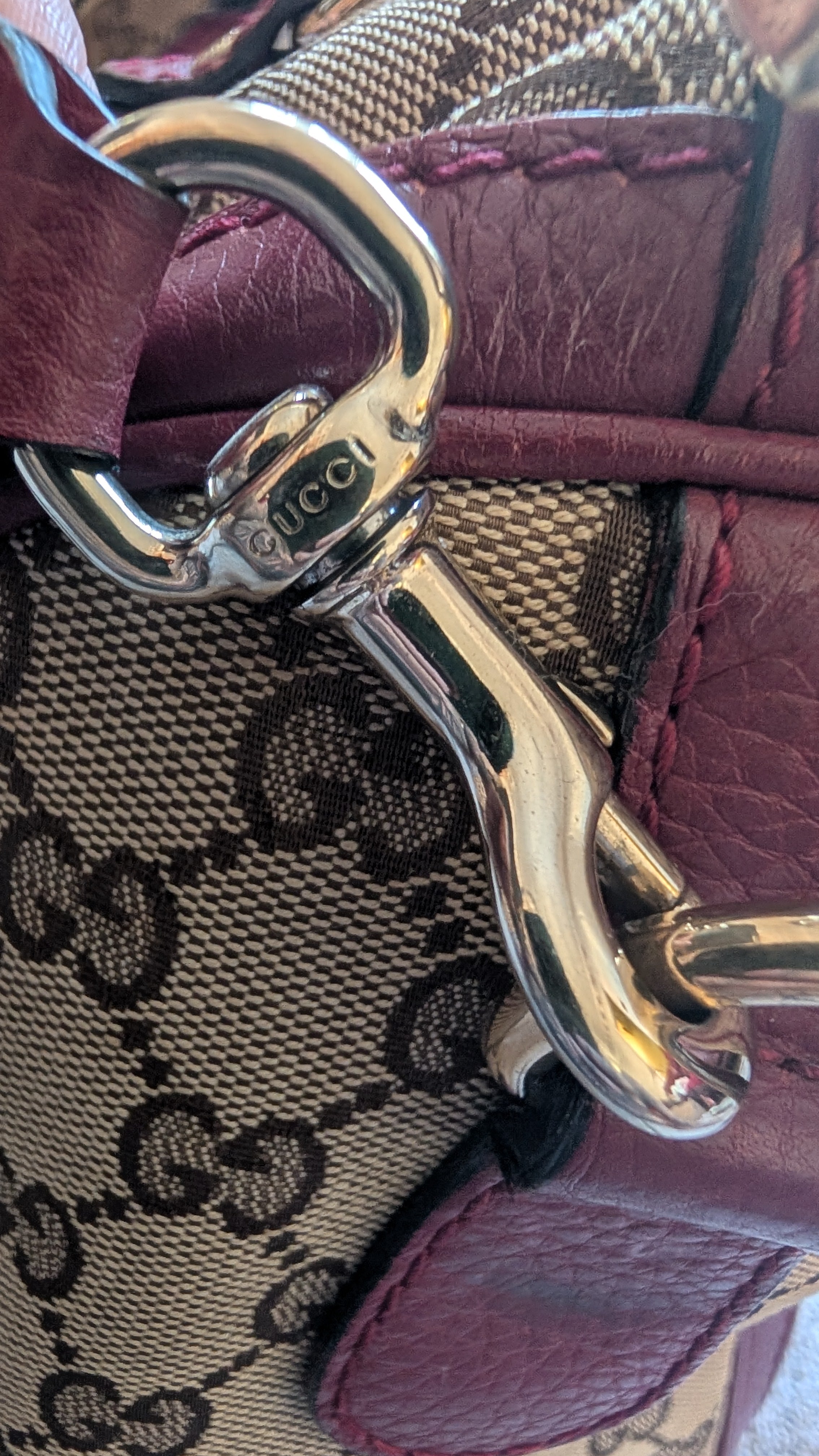 close up of strap gold hardware Pre-Owned Gucci Brown GG Canvas/Pink Striped Boston Bag