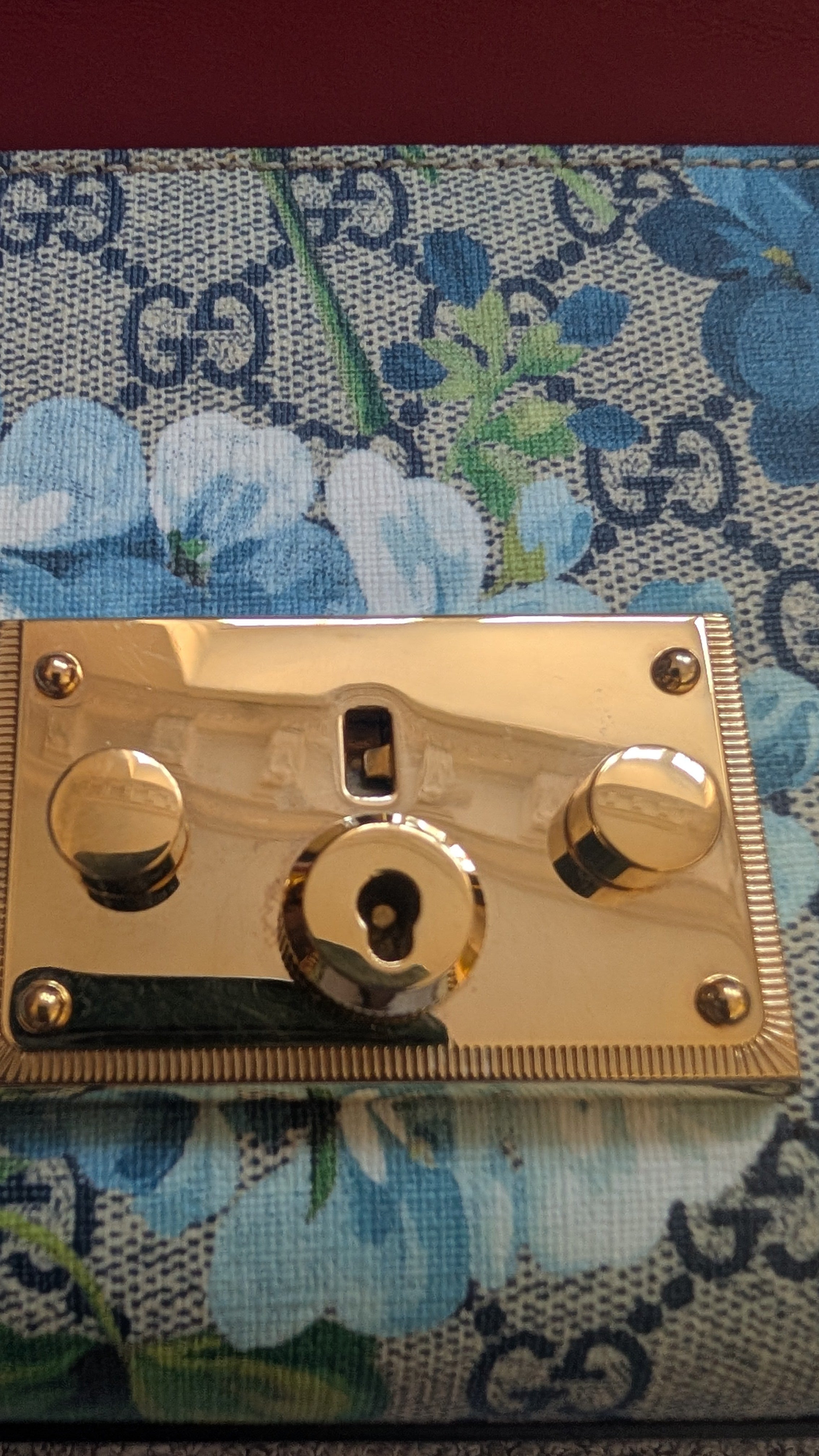 close-up of gold padlock on Pre-owned Gucci Bloom GG Padlock Bag in Blue and Grey