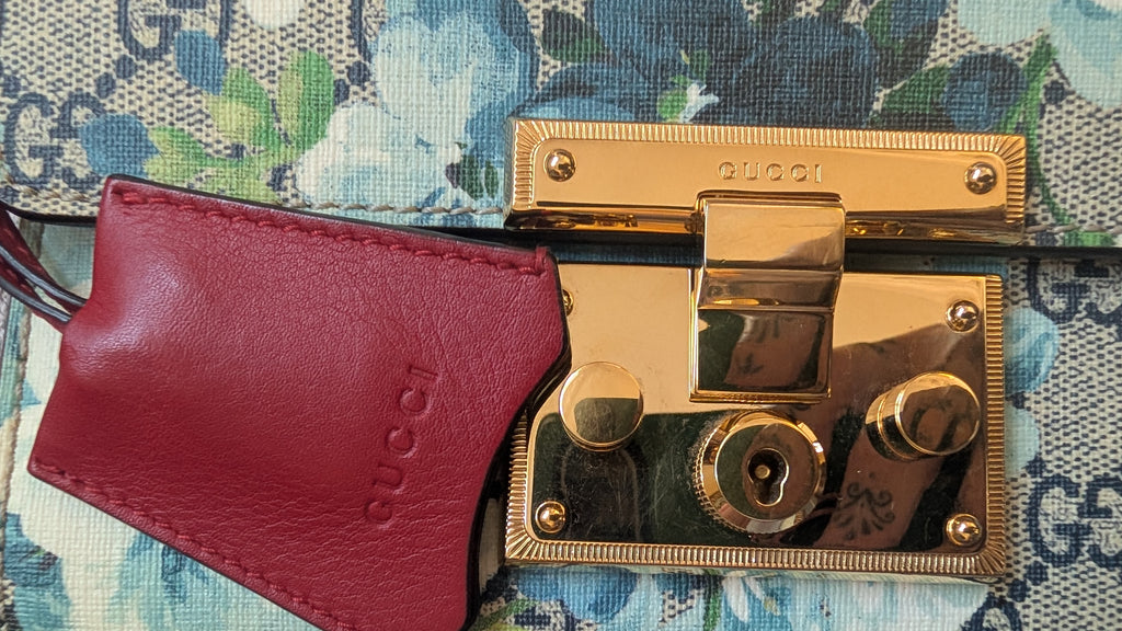 closeup of clochette gucci Pre-owned Gucci Bloom GG Padlock Bag in Blue and Grey