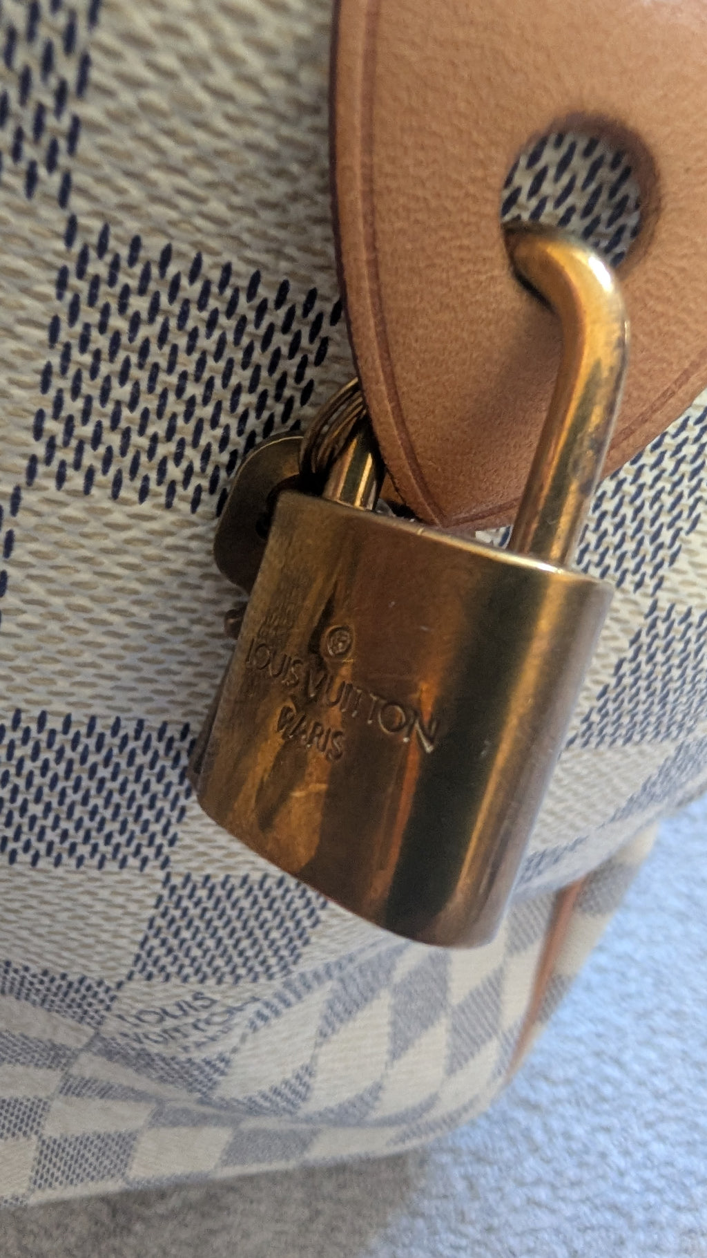 view of padlock and key for Pre-owned Louis Vuitton Speedy 30 Damier Azur Canvas Hand Bag
