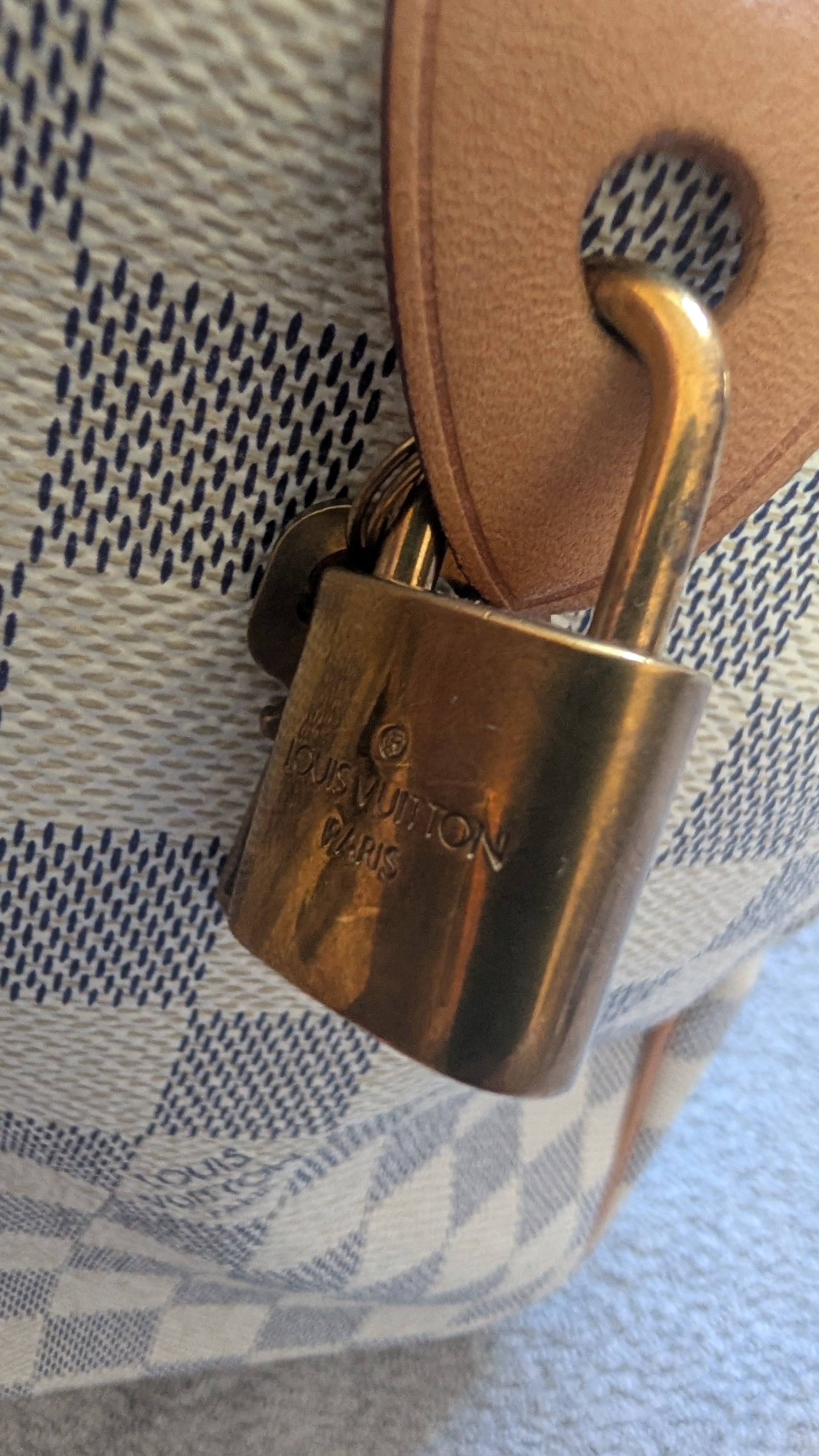view of padlock and key for Pre-owned Louis Vuitton Speedy 30 Damier Azur Canvas Hand Bag