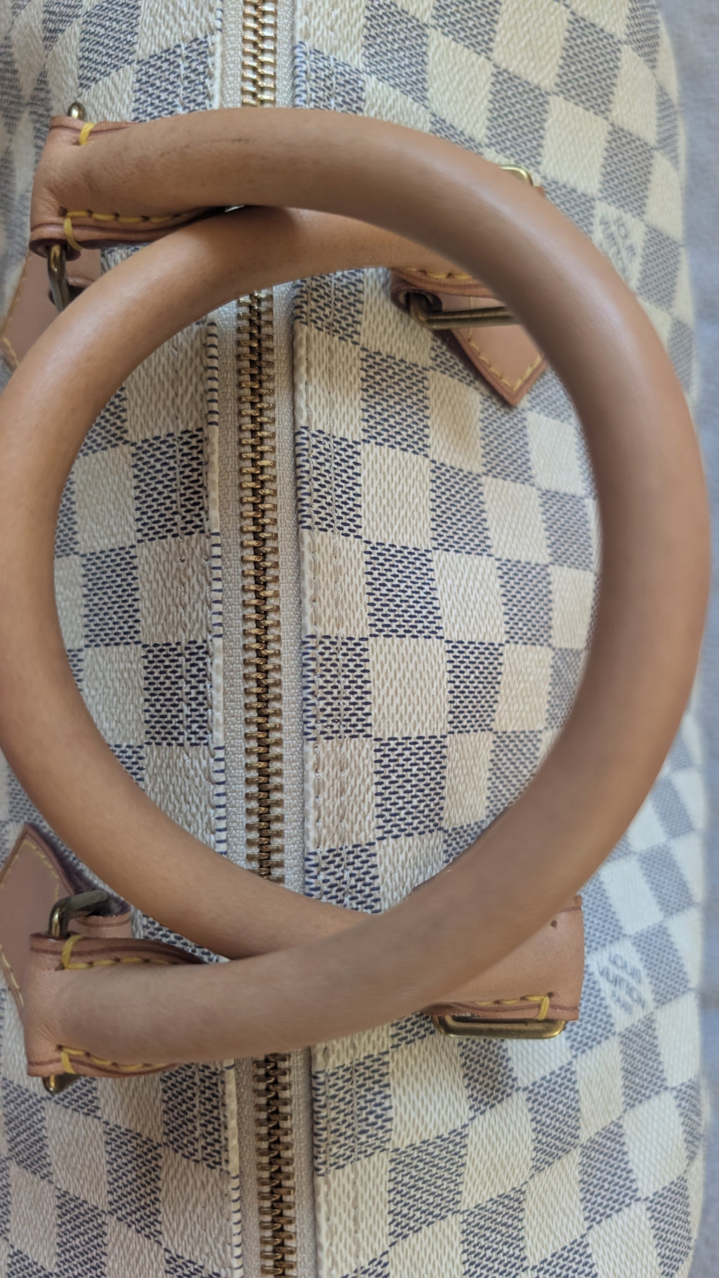 closeup of handles Pre-owned Louis Vuitton Speedy 30 Damier Azur Canvas Hand Bag