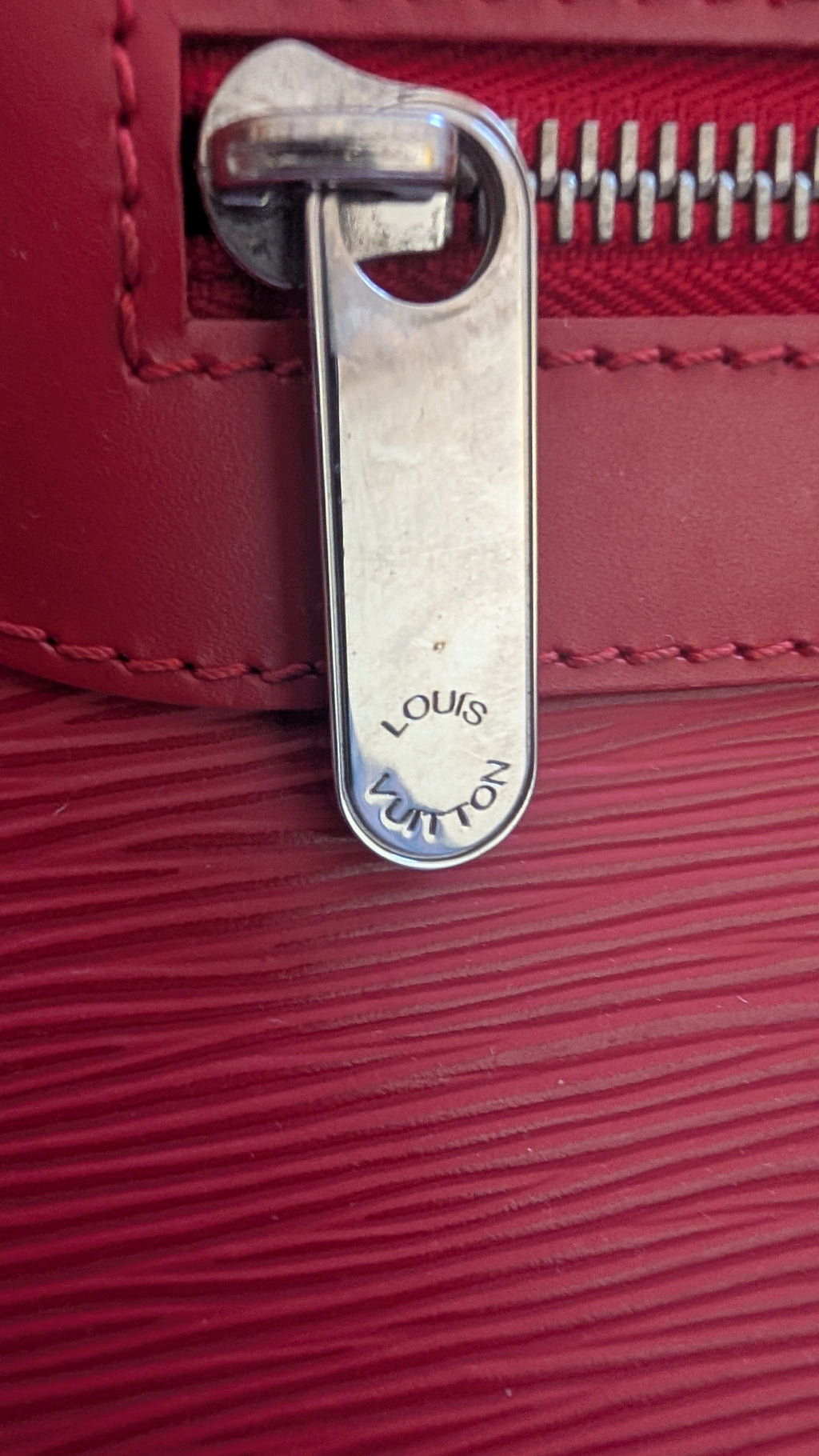 close up of silver zip Pre-owned LOUIS VUITTON Rouge Epi Leather Turenne Bag