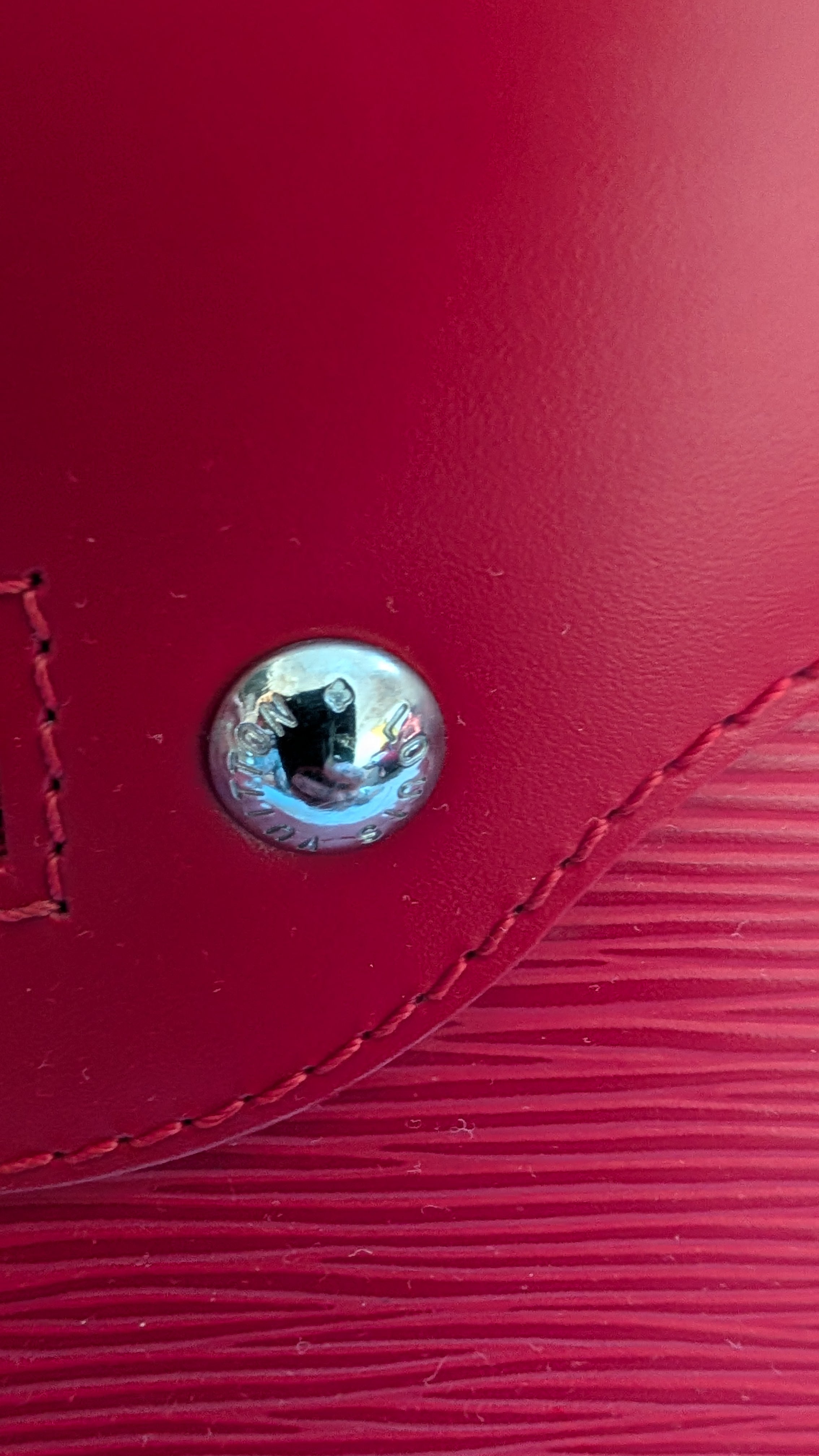 clos eup of the Pre-owned LOUIS VUITTON Rouge Epi Leather Turenne Bag silver hardware