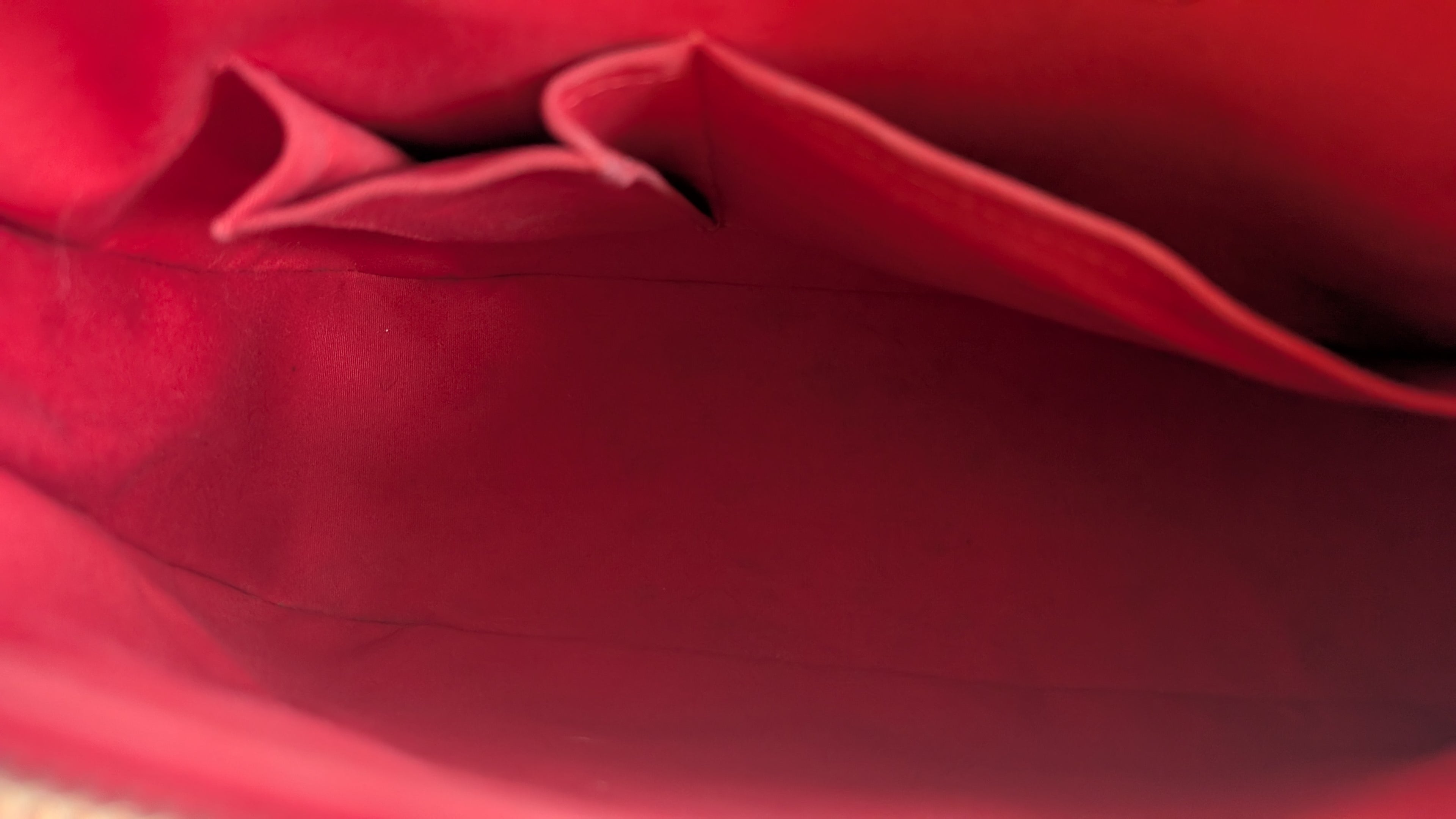close up inside Pre-owned LOUIS VUITTON Rouge Epi Leather Turenne Bag