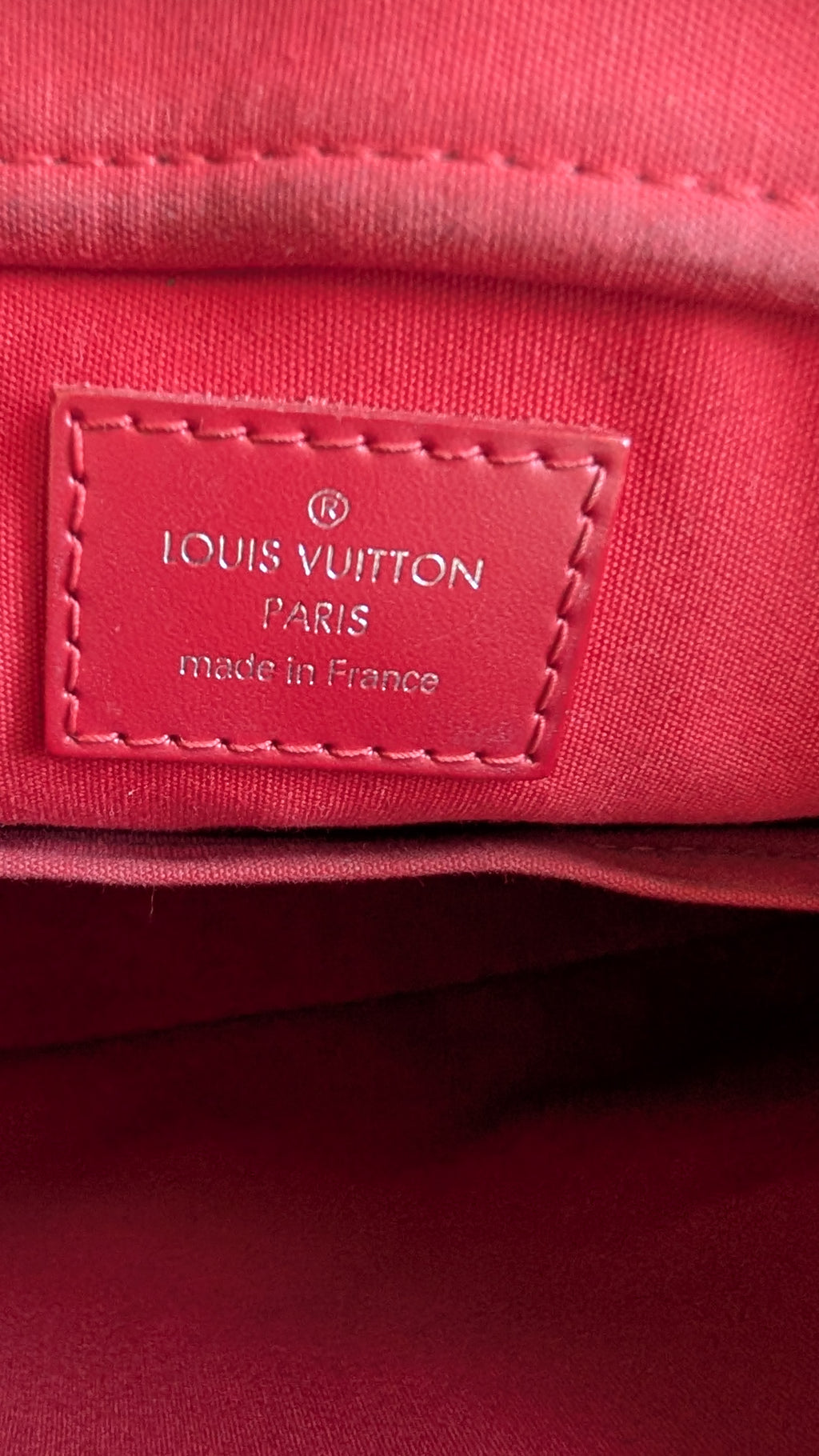 close up of the internal label Pre-owned LOUIS VUITTON Rouge Epi Leather Turenne Bag