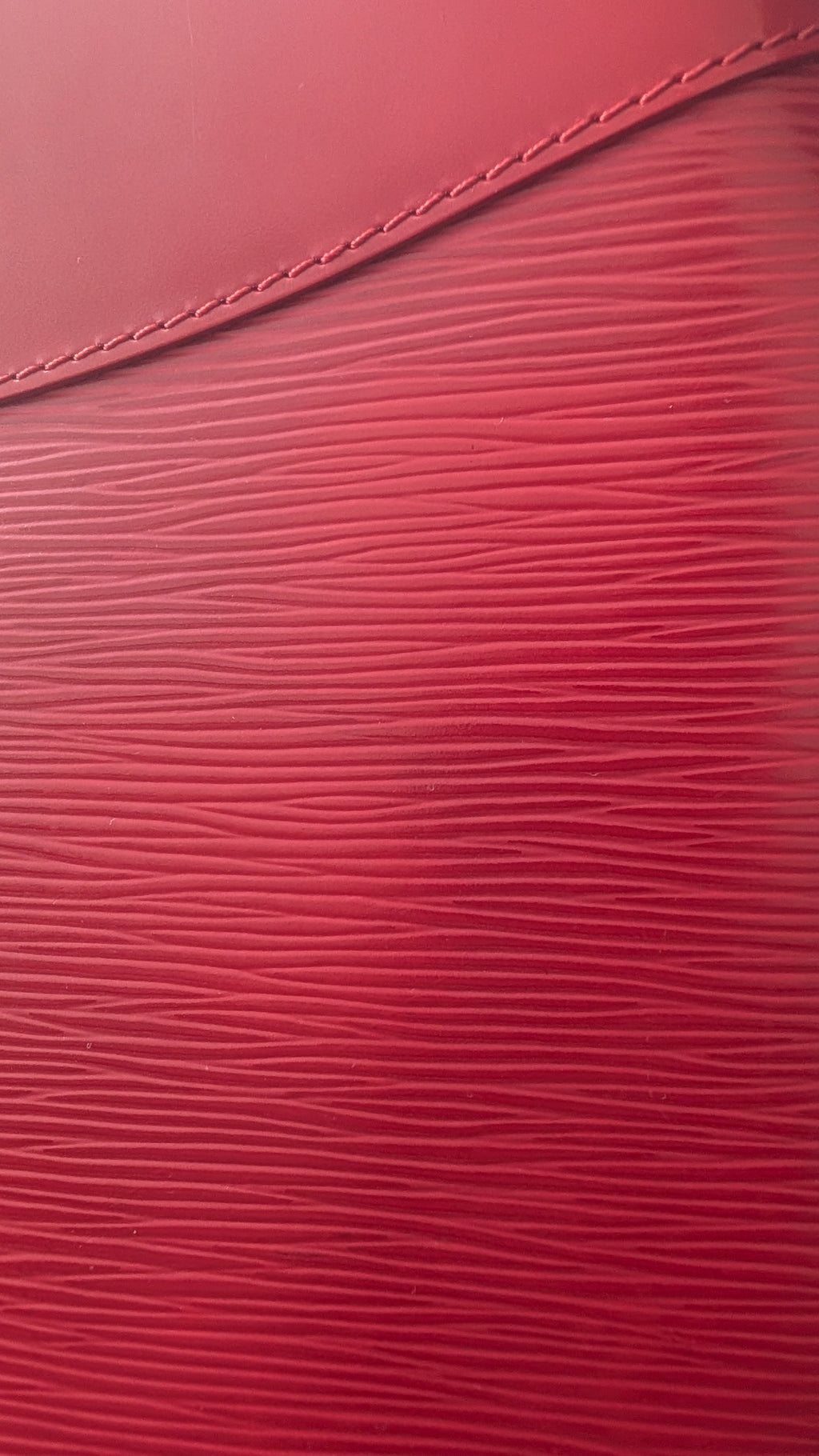 close up of the patch showing wear Pre-owned LOUIS VUITTON Rouge Epi Leather Turenne Bag
