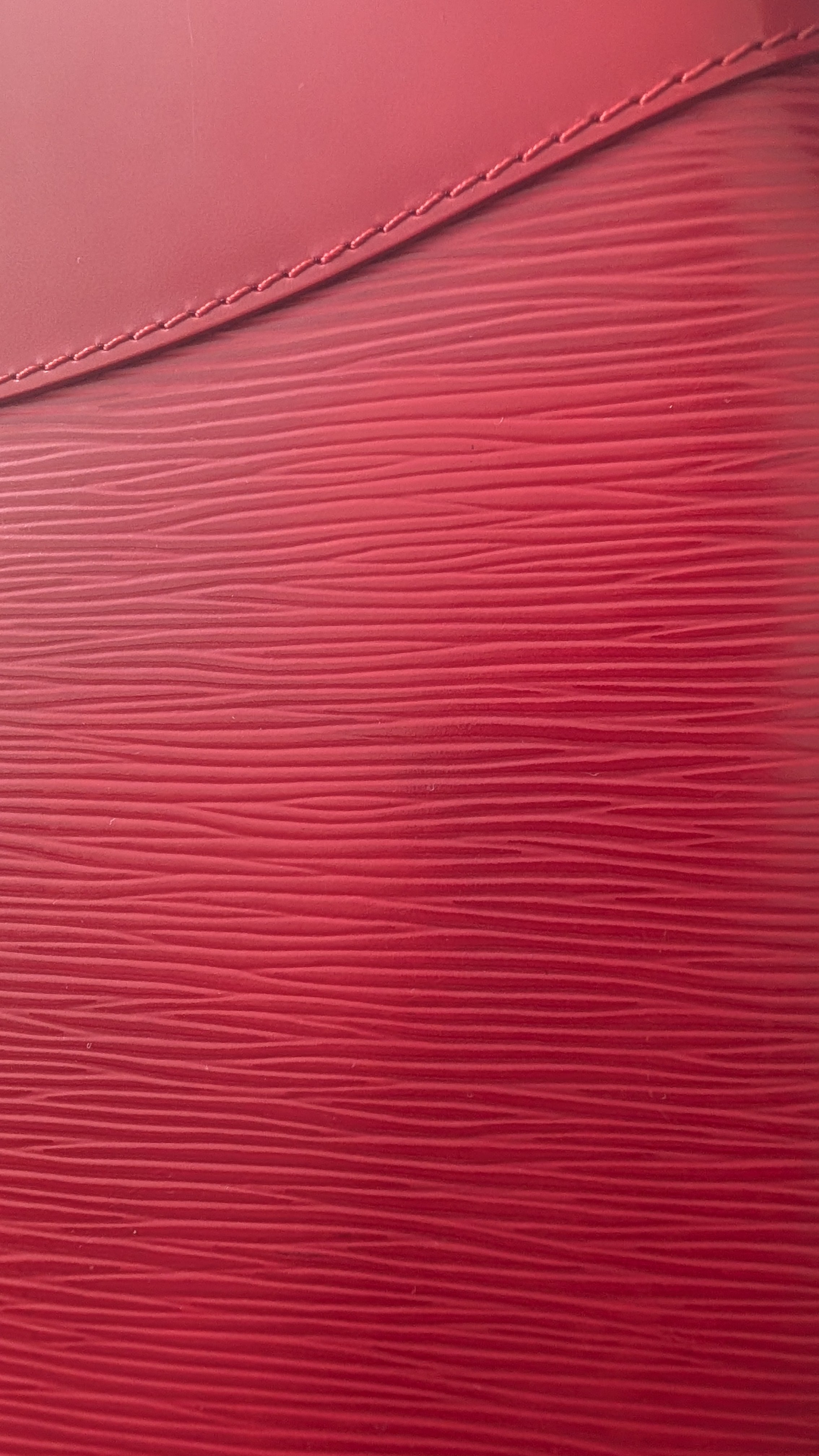 close up of the patch showing wear Pre-owned LOUIS VUITTON Rouge Epi Leather Turenne Bag
