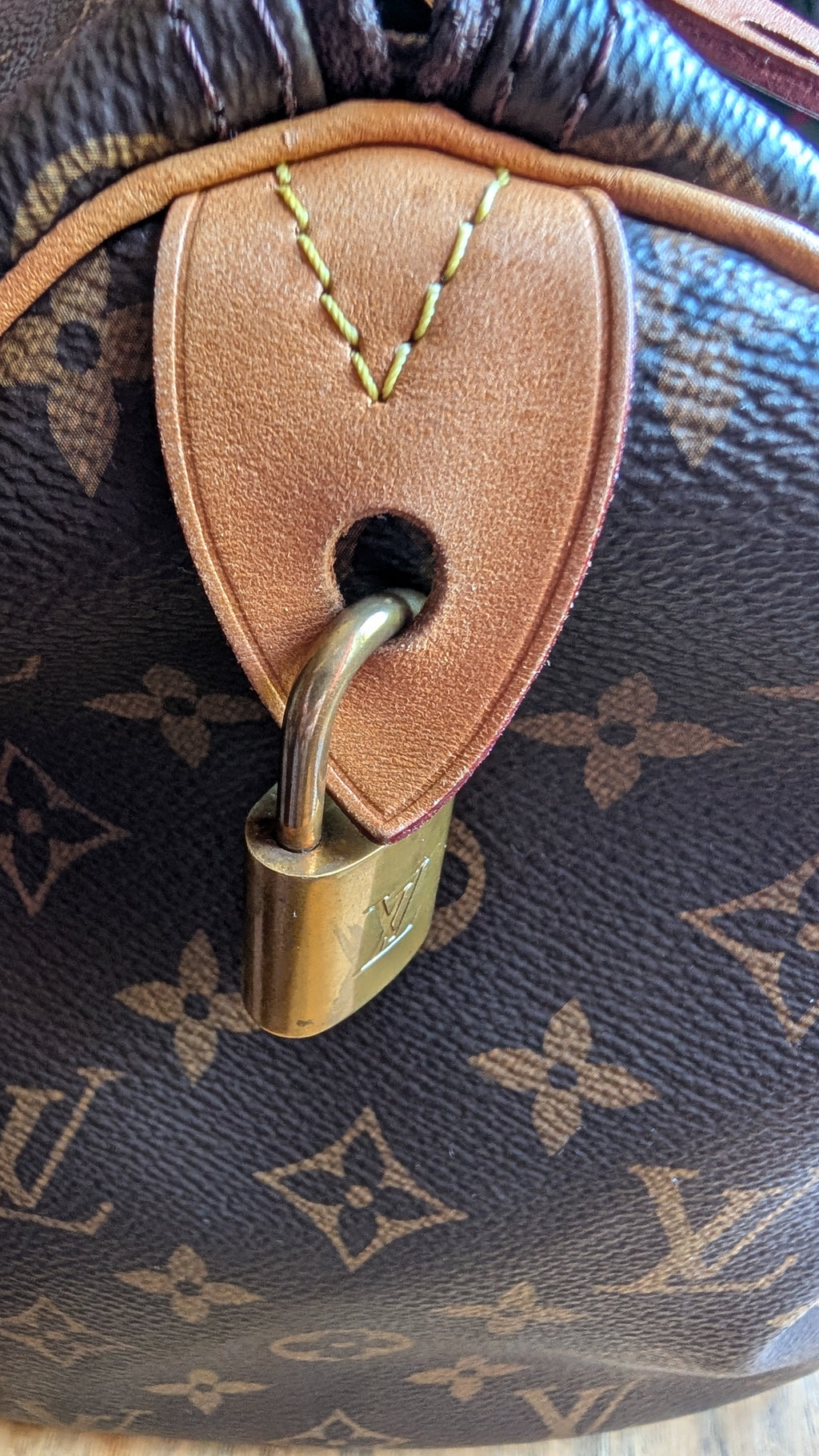 Pre-Owned Louis Vuitton Speedy 30 Monogram adlock close up