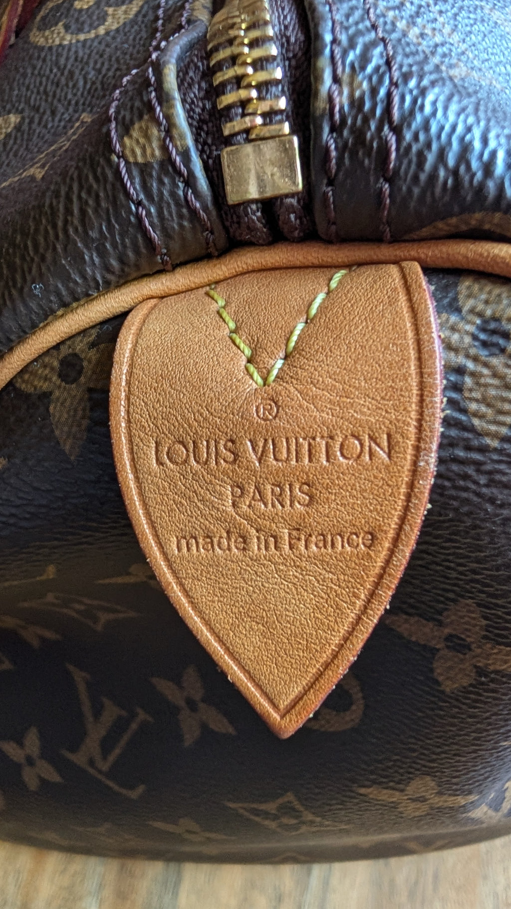 close up Pre-Owned Louis Vuitton Speedy 30 Monogram logo