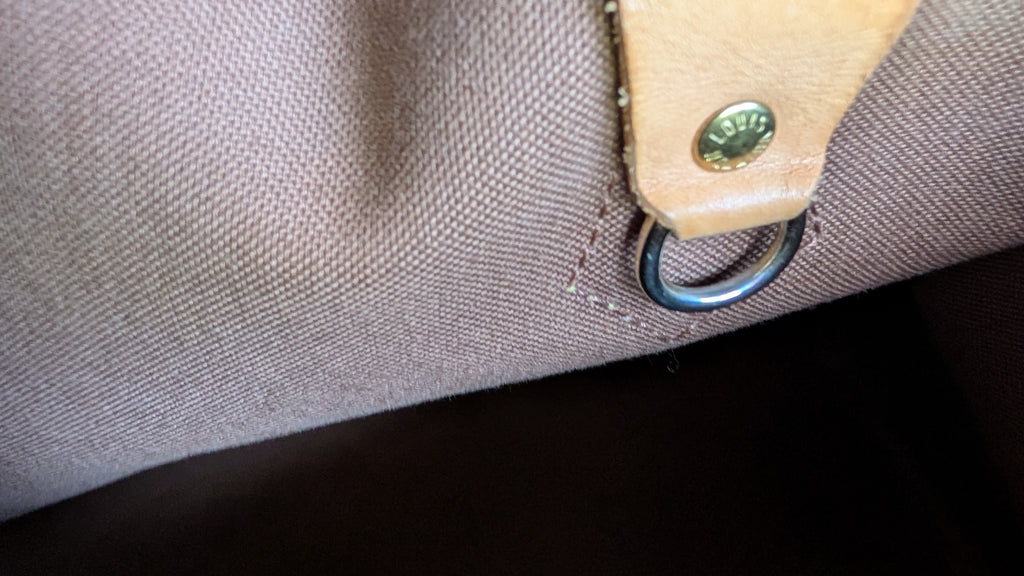 showing inside hardware Pre-Owned Louis Vuitton Speedy 30 Monogram
