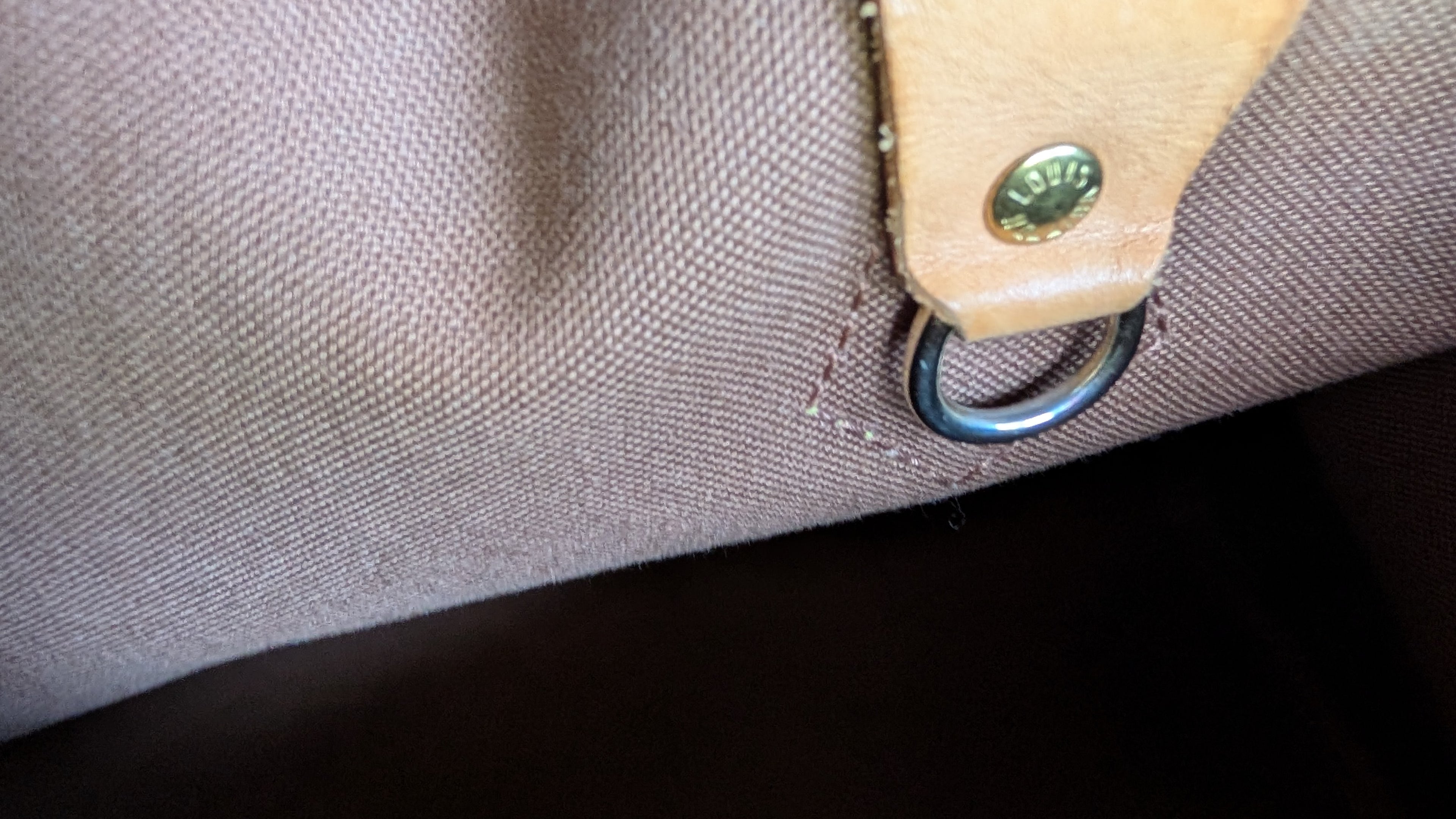 showing inside hardware Pre-Owned Louis Vuitton Speedy 30 Monogram