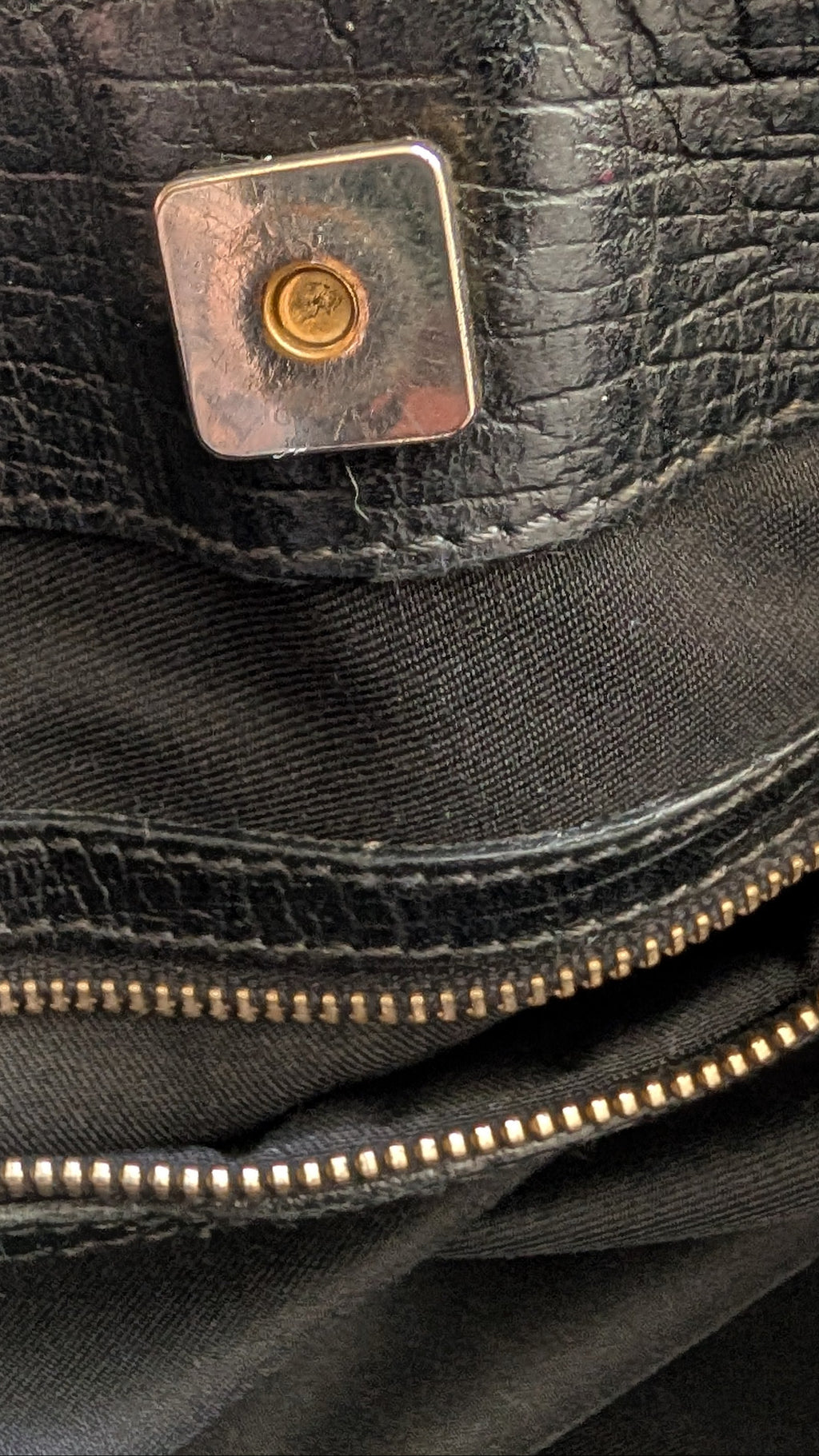clasp close up Pre-Owned Gucci Horsebit Black Tote