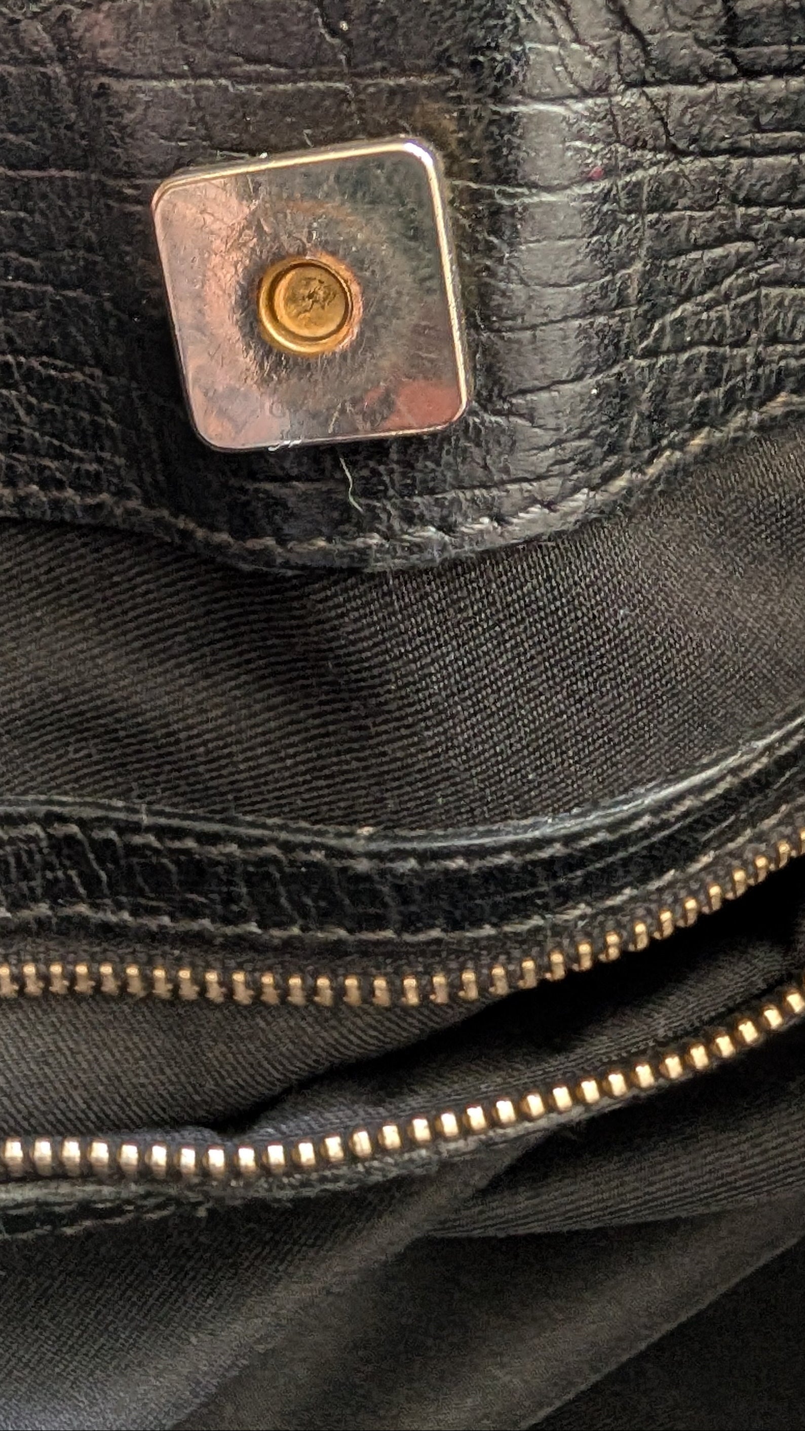 clasp close up Pre-Owned Gucci Horsebit Black Tote