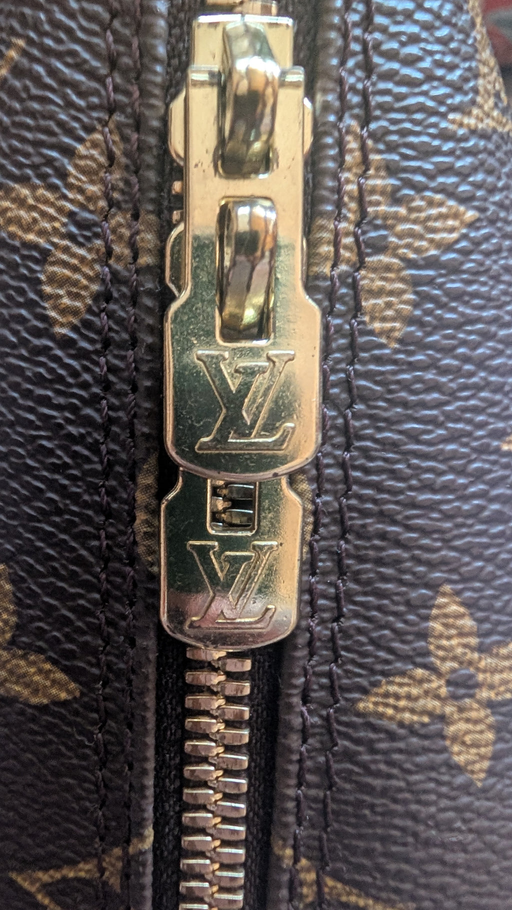 close up of zip on Pre-owned Louis Vuitton Alma PM Monogram Canvas