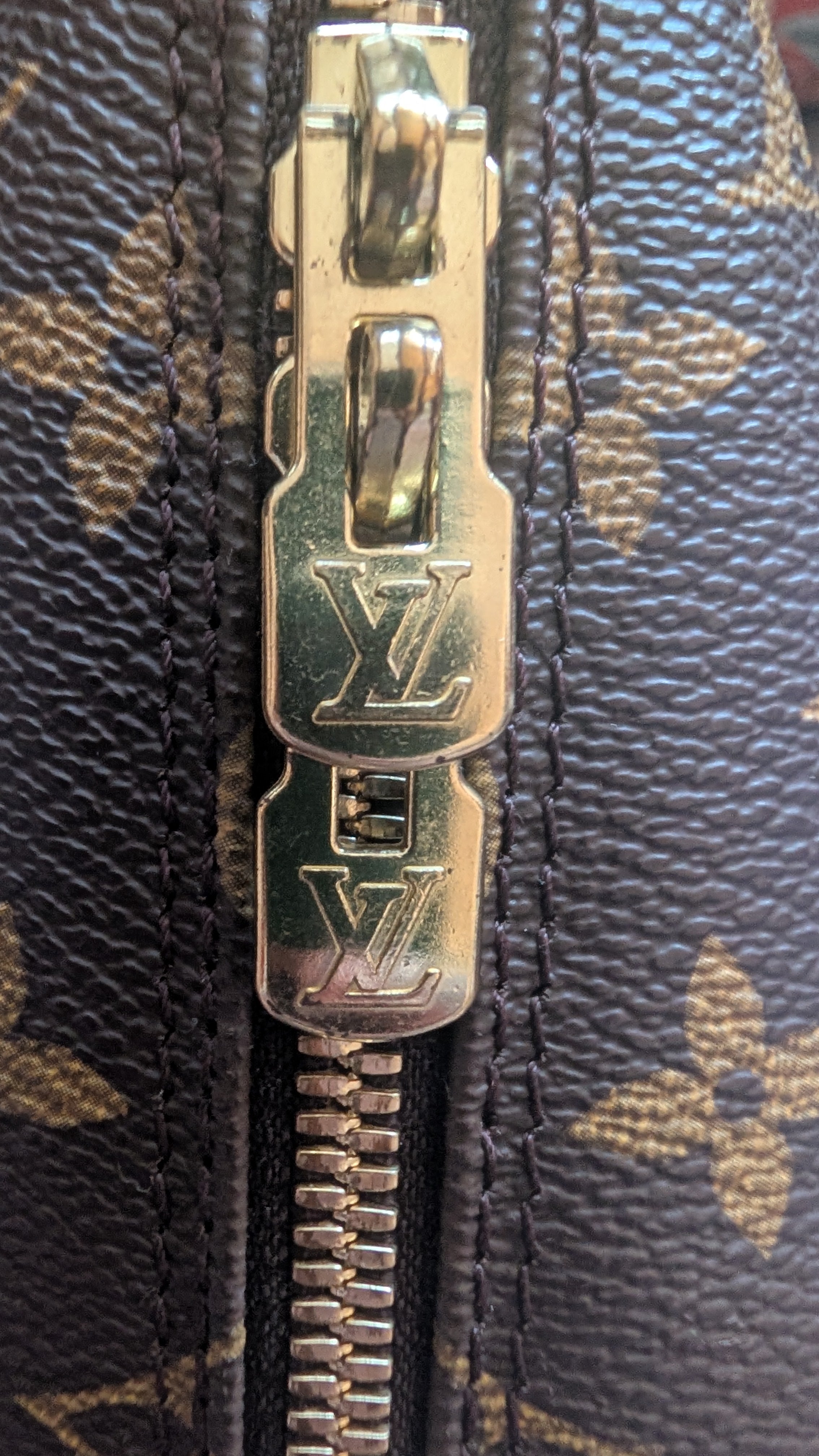 close up of zip on Pre-owned Louis Vuitton Alma PM Monogram Canvas