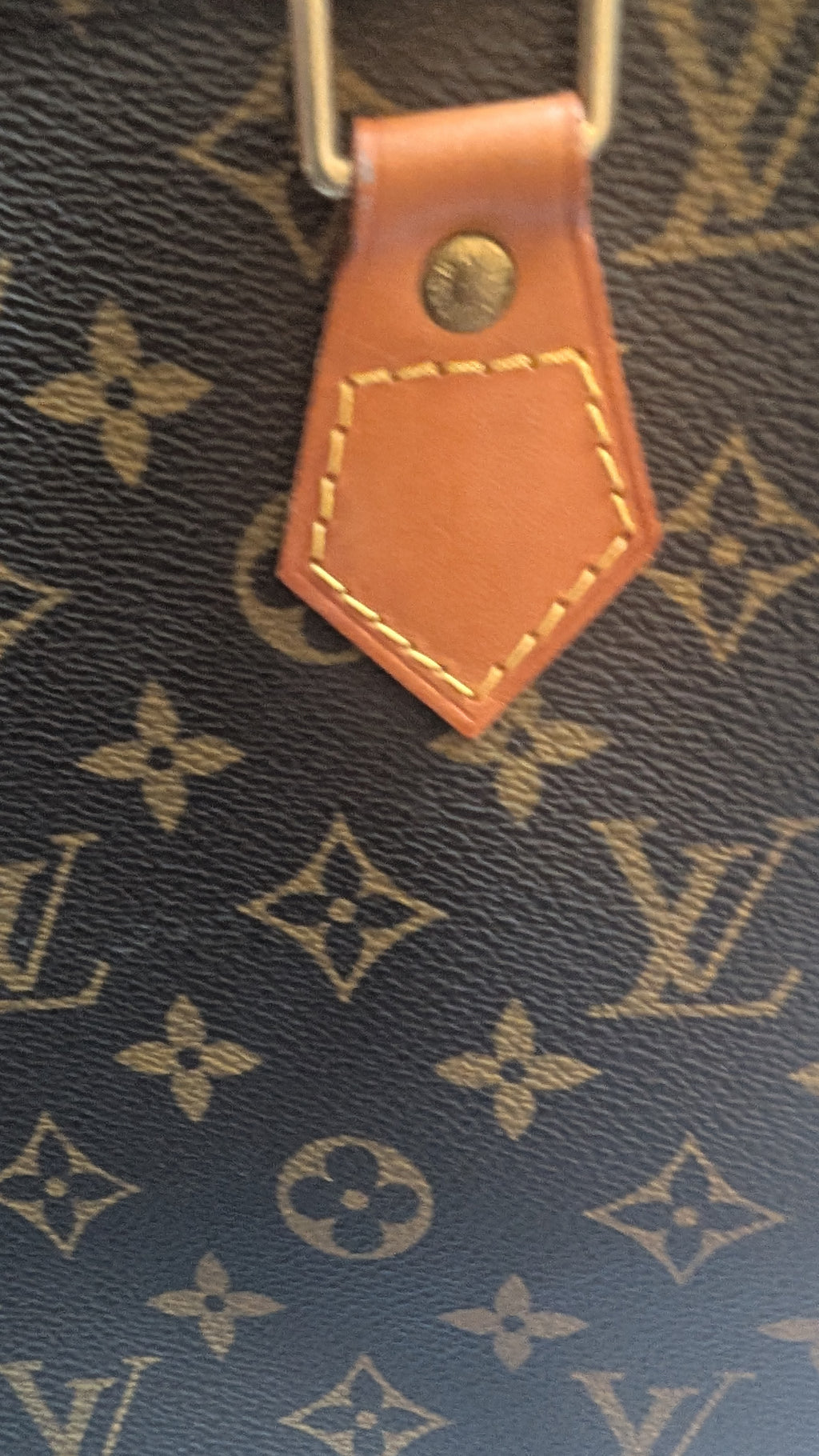close up of leather on handle Pre-owned Louis Vuitton Alma PM Monogram Canvas