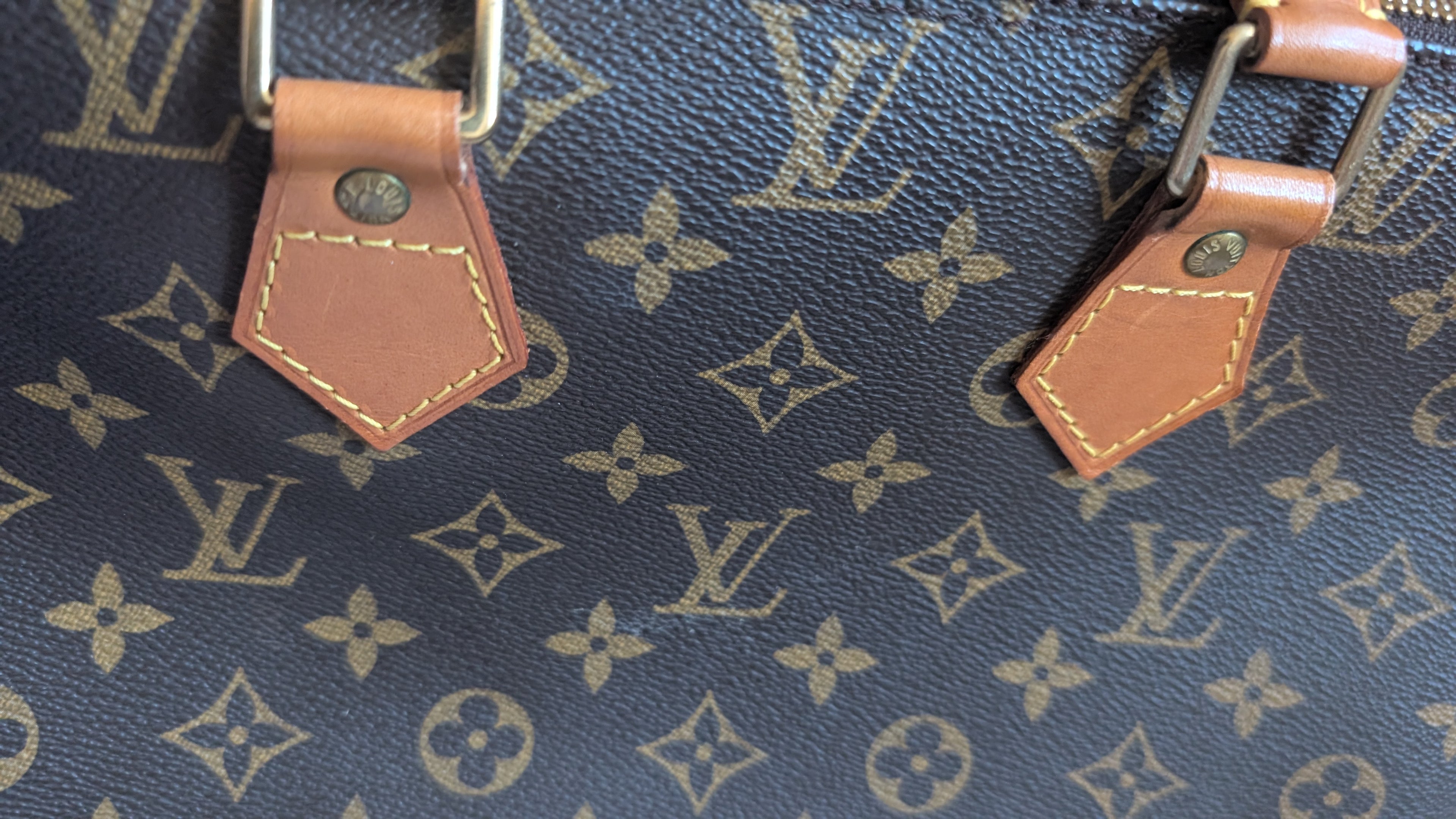 close up of handle leather condititon Pre-owned Louis Vuitton Alma PM Monogram Canvas