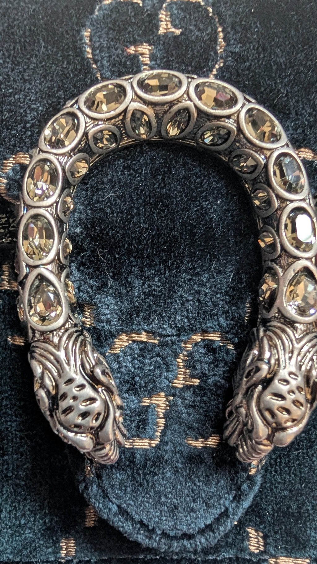 close up of jewelled  clasp Pre-owned Gucci Dionysus Green Velvet & Black Leather