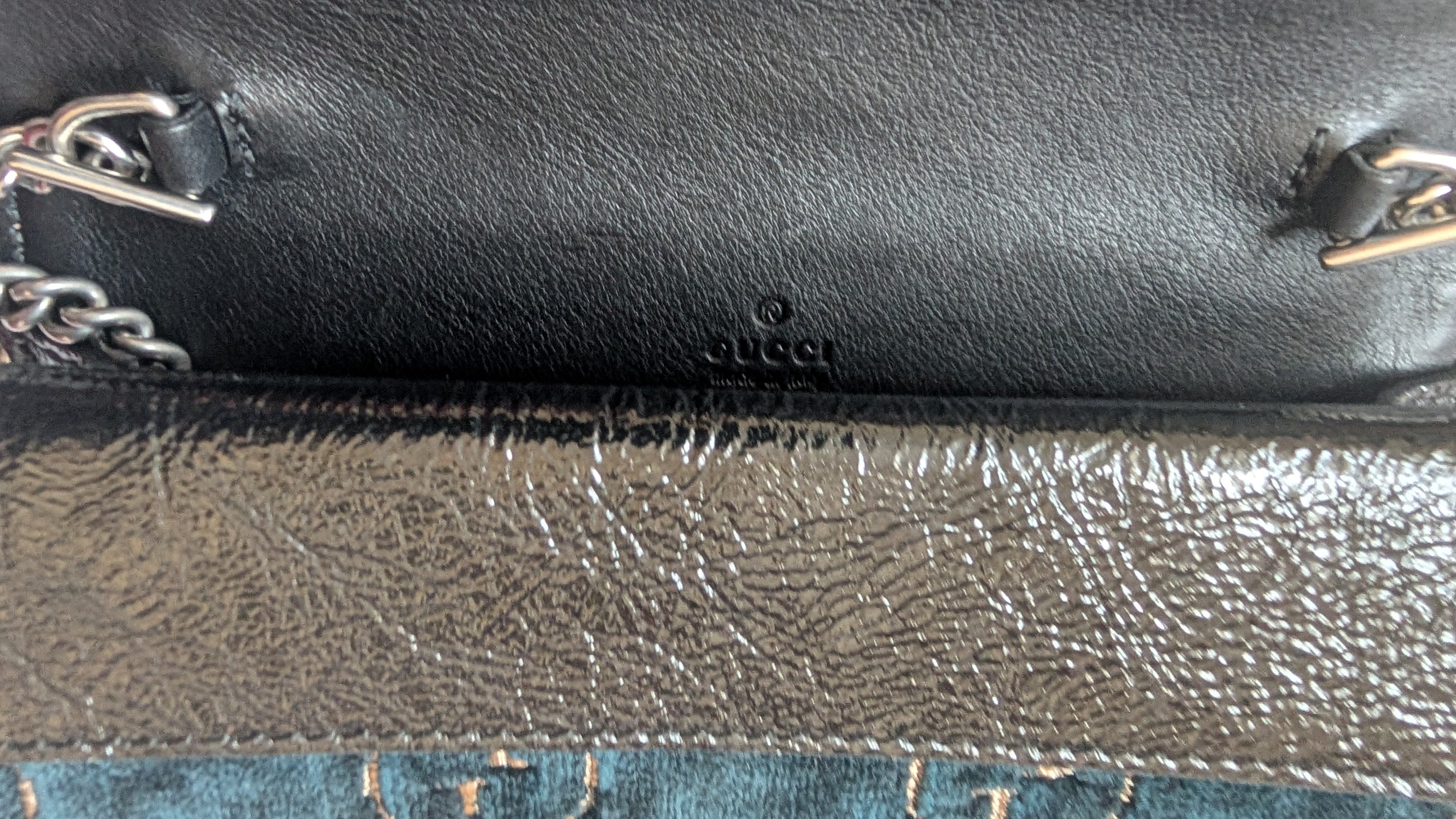 close up of gucci logo inside Pre-owned Gucci Dionysus Green Velvet & Black Leather