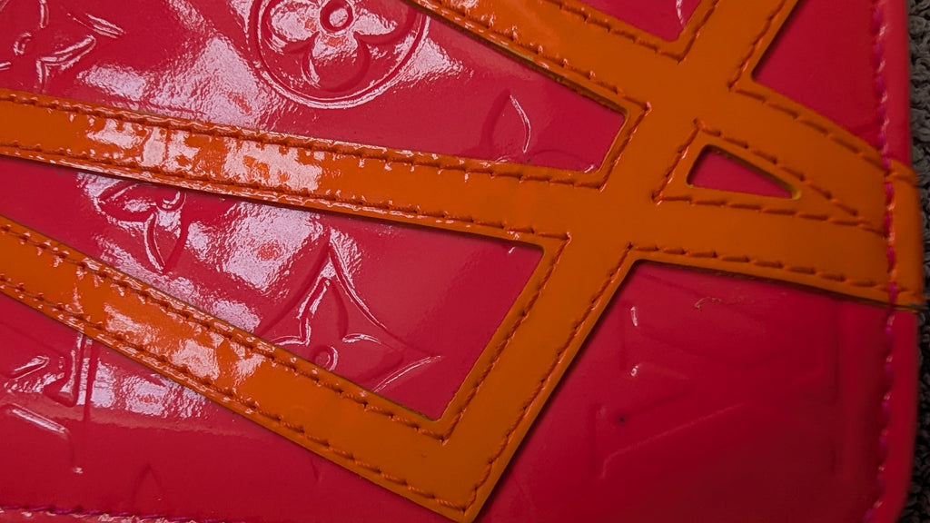 showing mark on the side of Pre-owned Louis Vuitton Robert Wilson Pink  Pochette