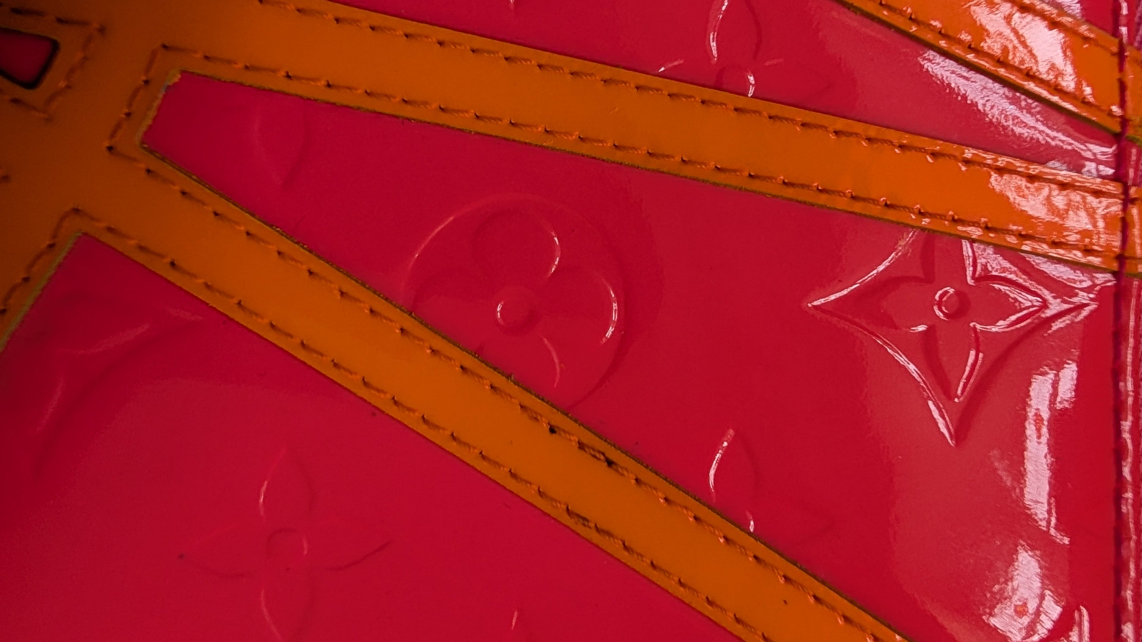 showing condition Pre-owned Louis Vuitton Robert Wilson Pink  Pochette