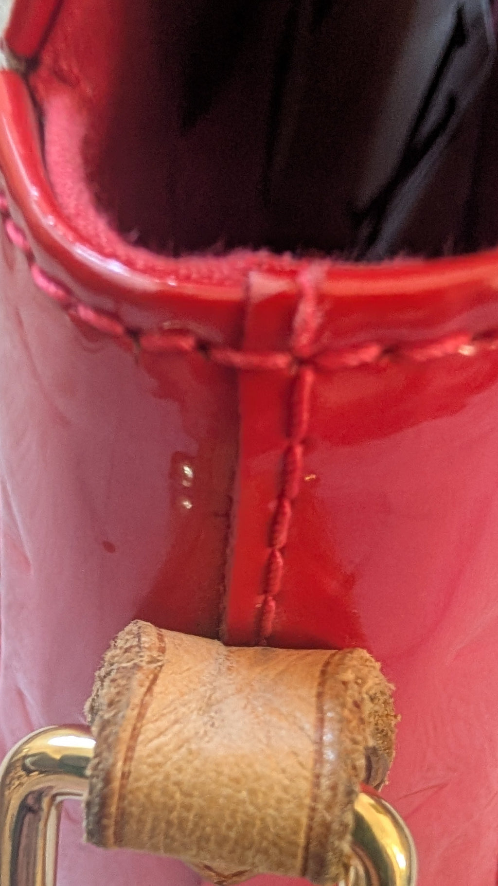 showing condition of strap Pre-owned Louis Vuitton Bellflower Red Bag