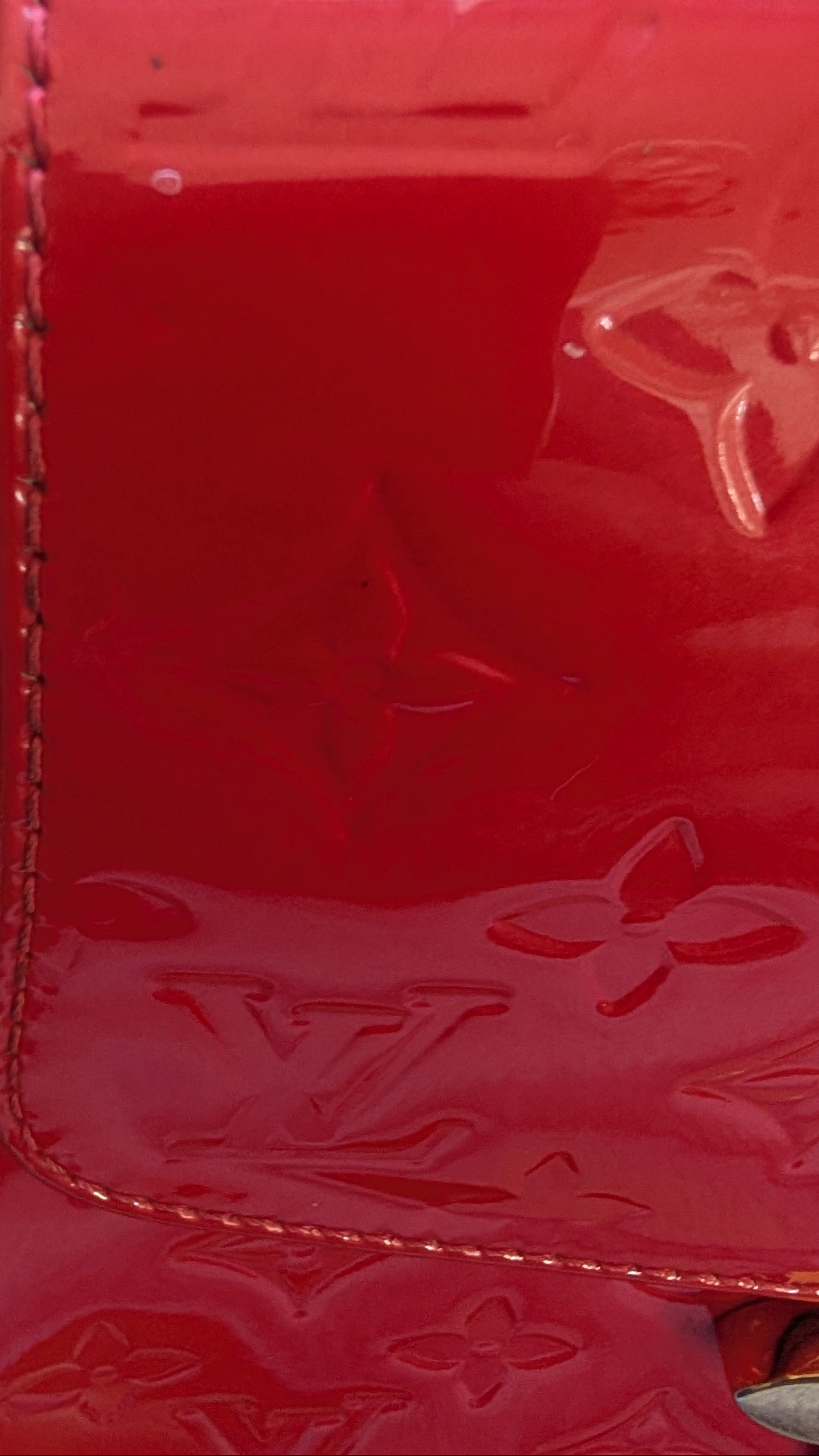 marks on Pre-owned Louis Vuitton Bellflower Red Bag
