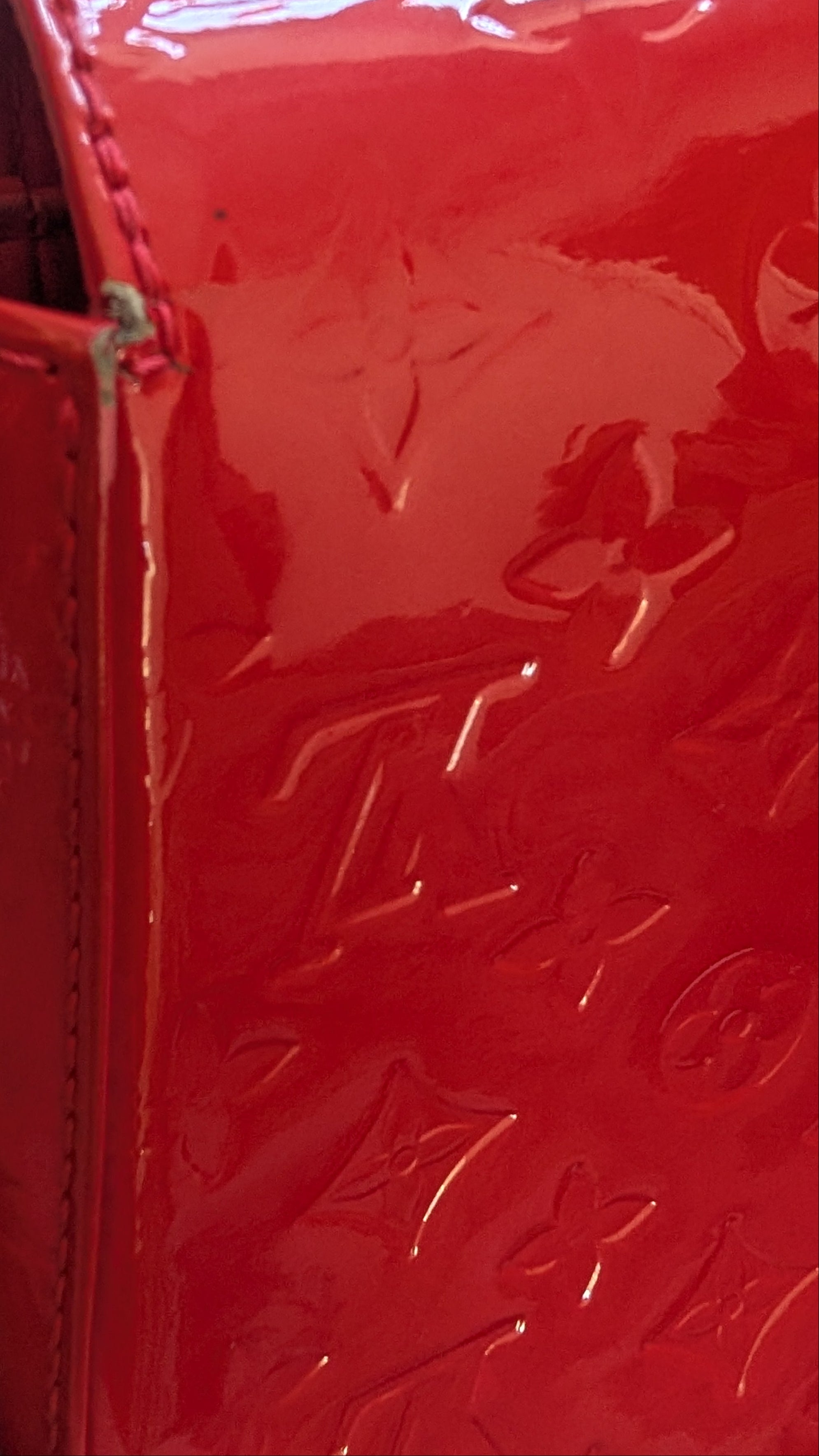showing damage on top corner Pre-owned Louis Vuitton Bellflower Red Bag