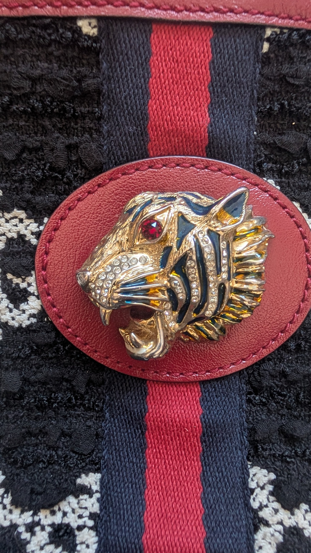 hardware of lion Pre-owned Gucci Rajah Beige Interior Tote Large Black/Red/White GG Tweed