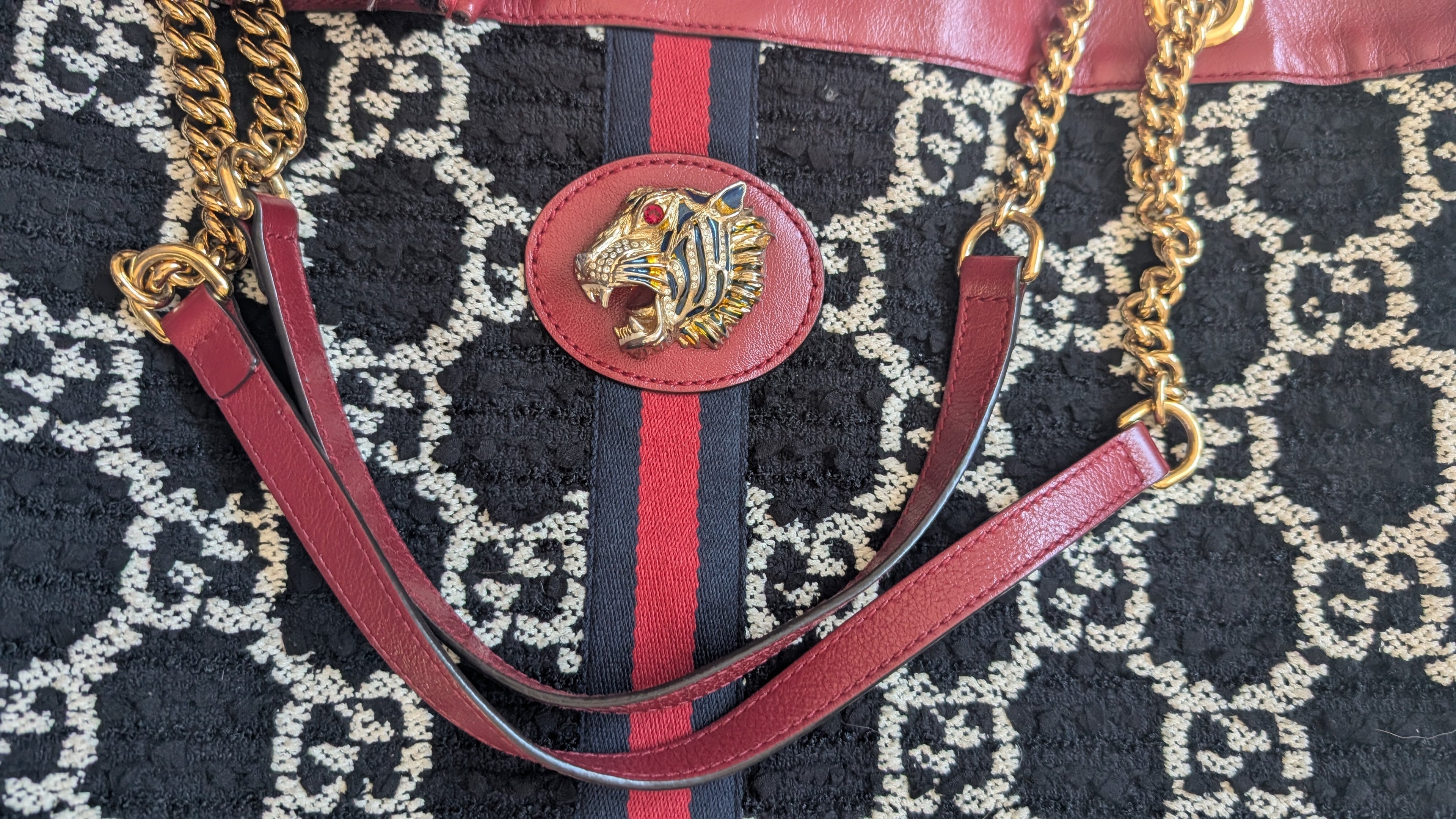 close up os straps for Pre-owned Gucci Rajah Beige Interior Tote Large Black/Red/White GG Tweed
