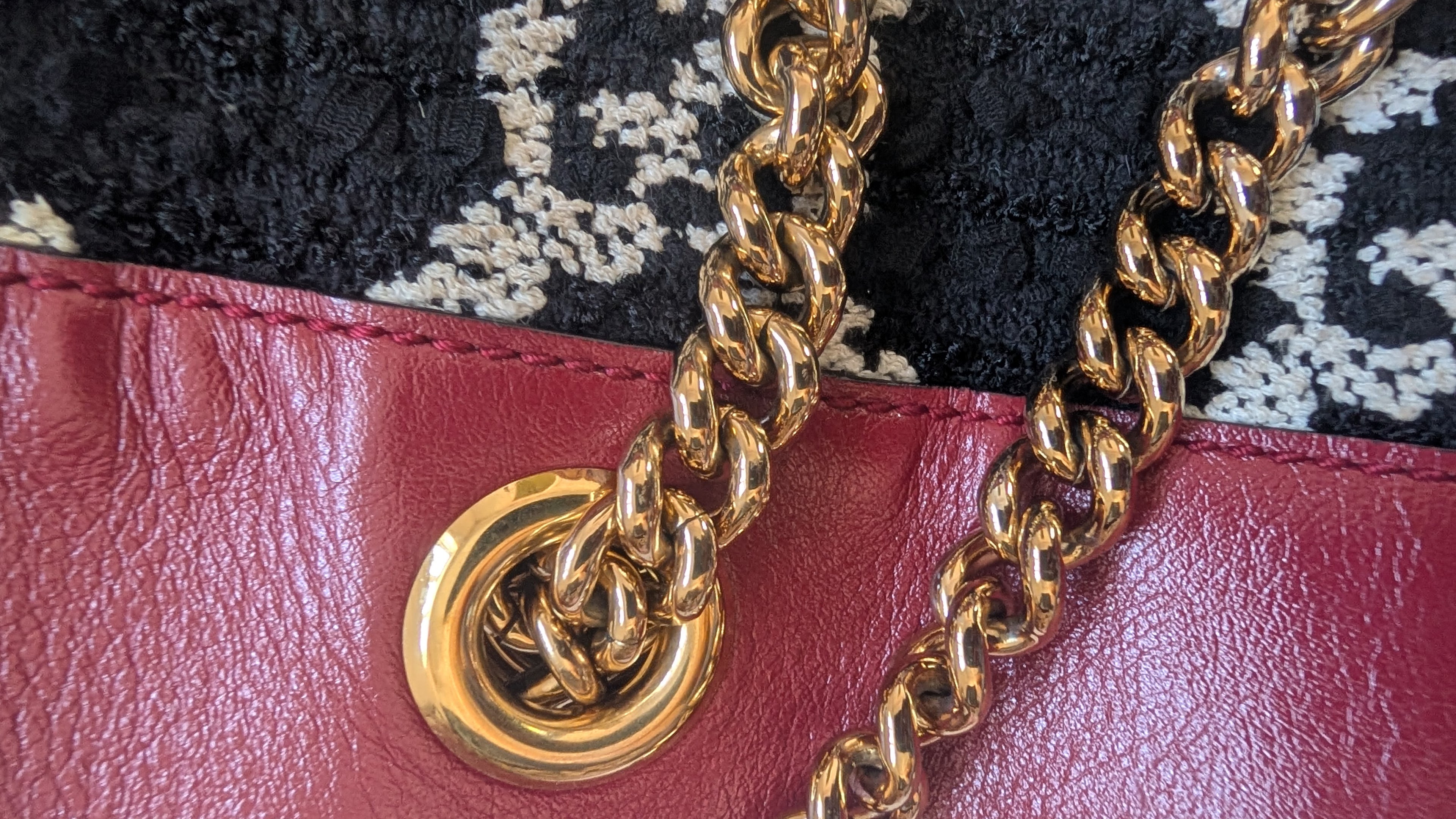 gold hardware for Pre-owned Gucci Rajah Beige Interior Tote Large Black/Red/White GG Tweed