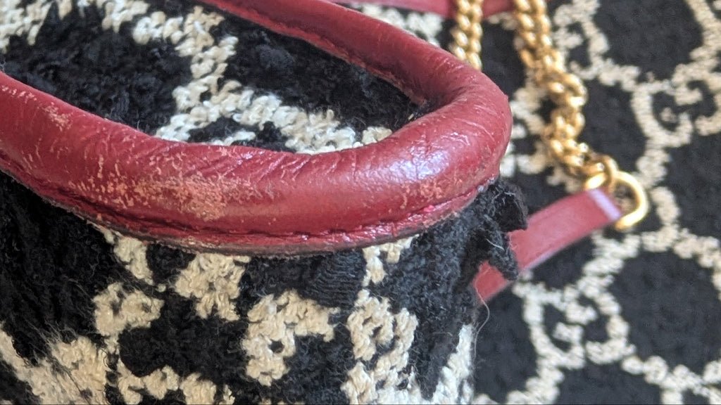 showing rubbing on edges Pre-owned Gucci Rajah Beige Interior Tote Large Black/Red/White GG Tweed