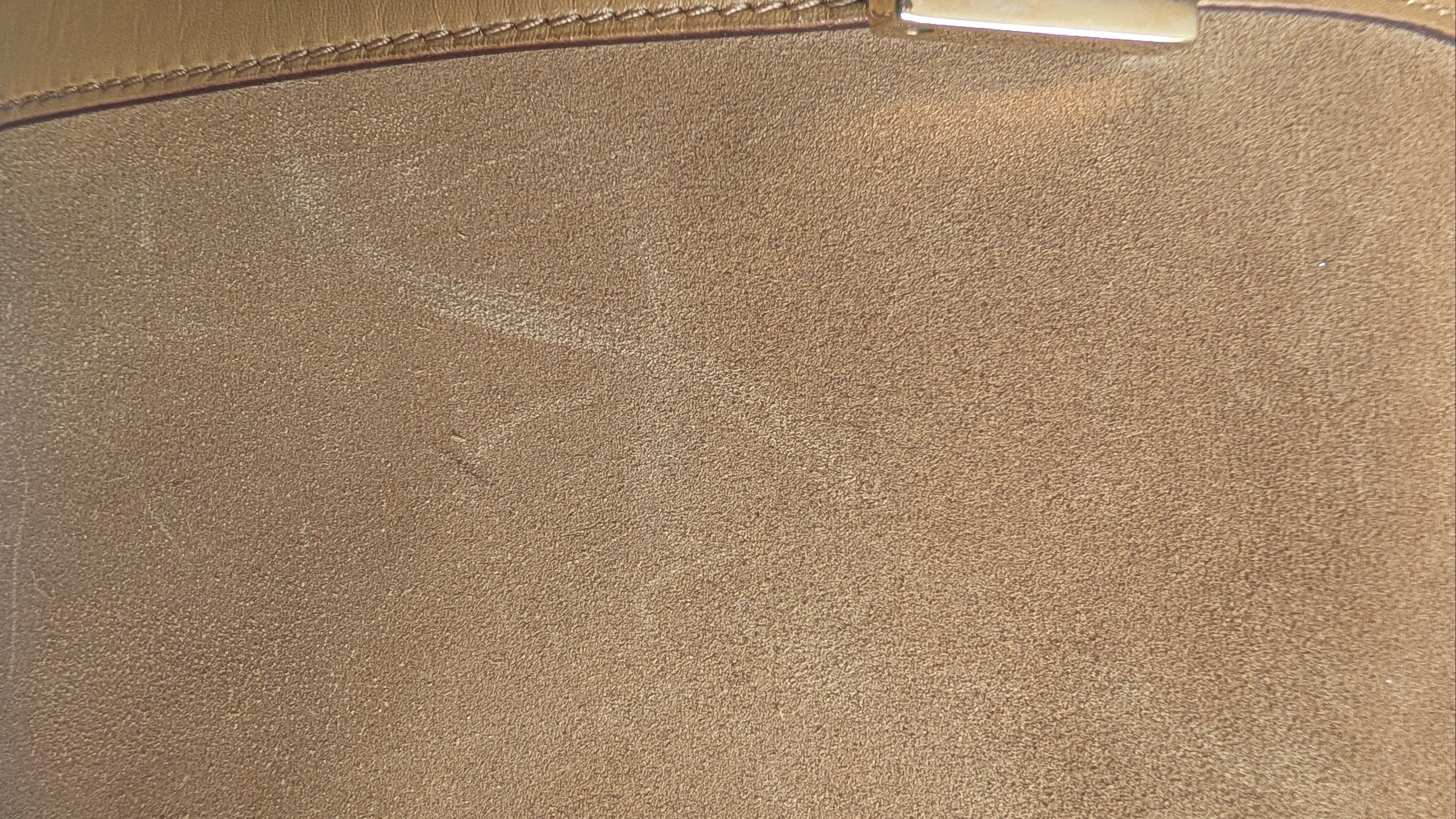 showing close up mark on Pre-Owned Gucci Mustard Brown Suede Boston Bag 