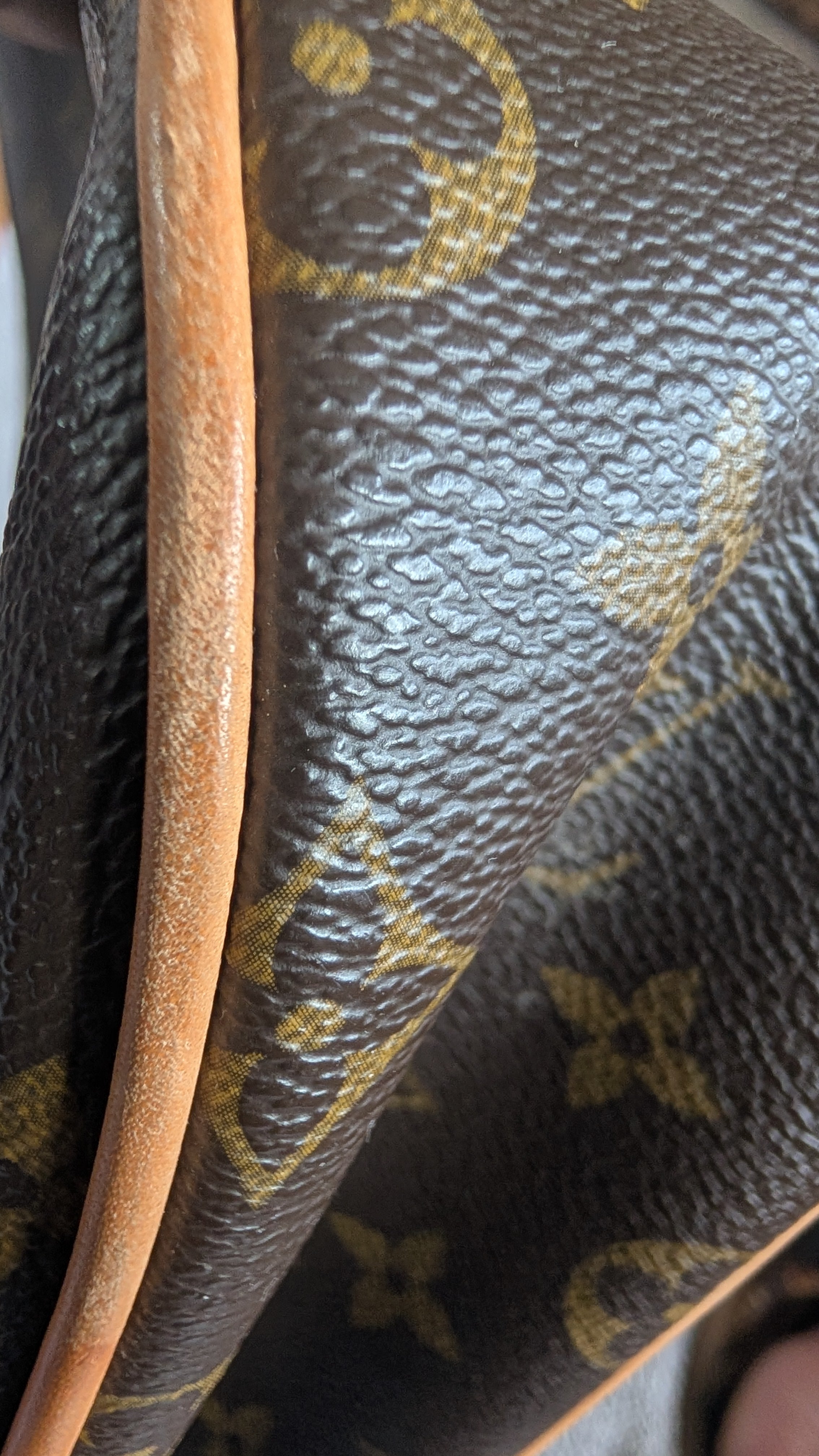 corner 4 Pre-Owned Louis Vuitton Hudson GM Monogram